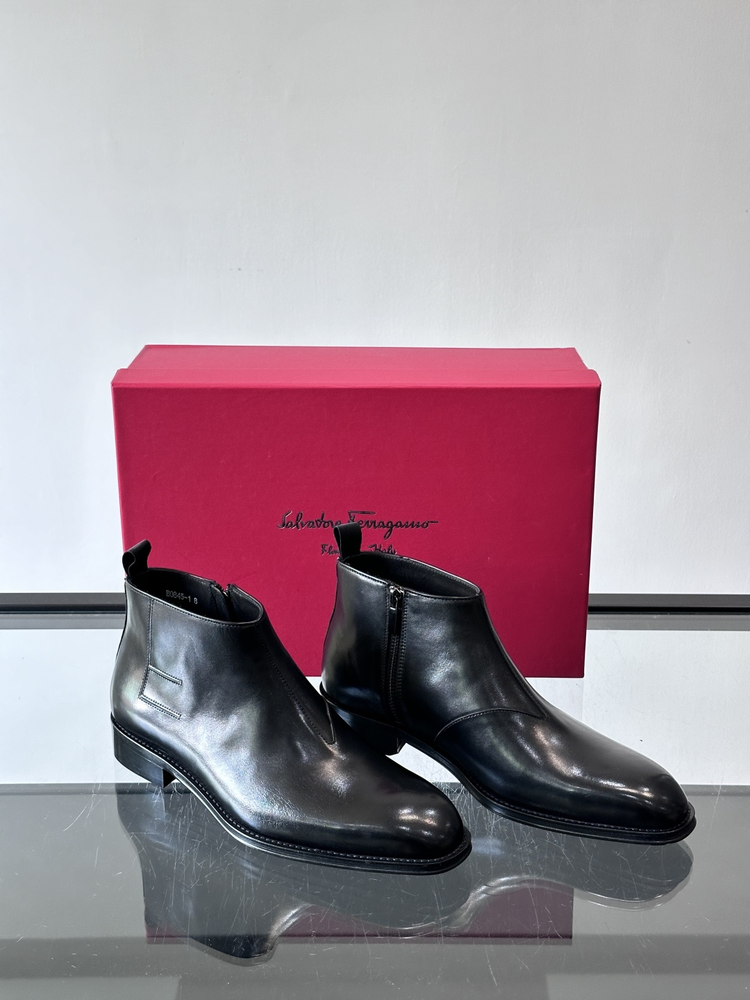 F菲拉格慕男士短靴，采用进口胎牛皮，鞋面光泽感满分，质感细腻又耐用。经典牛津设计+圆头，商务正式场合都能