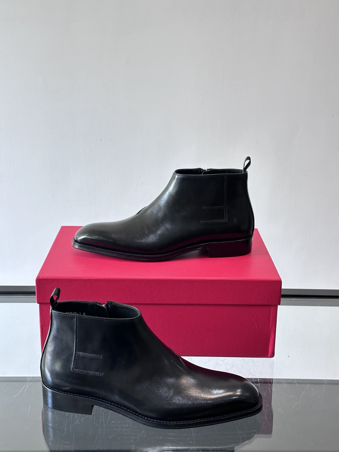 F菲拉格慕男士短靴，采用进口胎牛皮，鞋面光泽感满分，质感细腻又耐用。经典牛津设计+圆头，商务正式场合都能