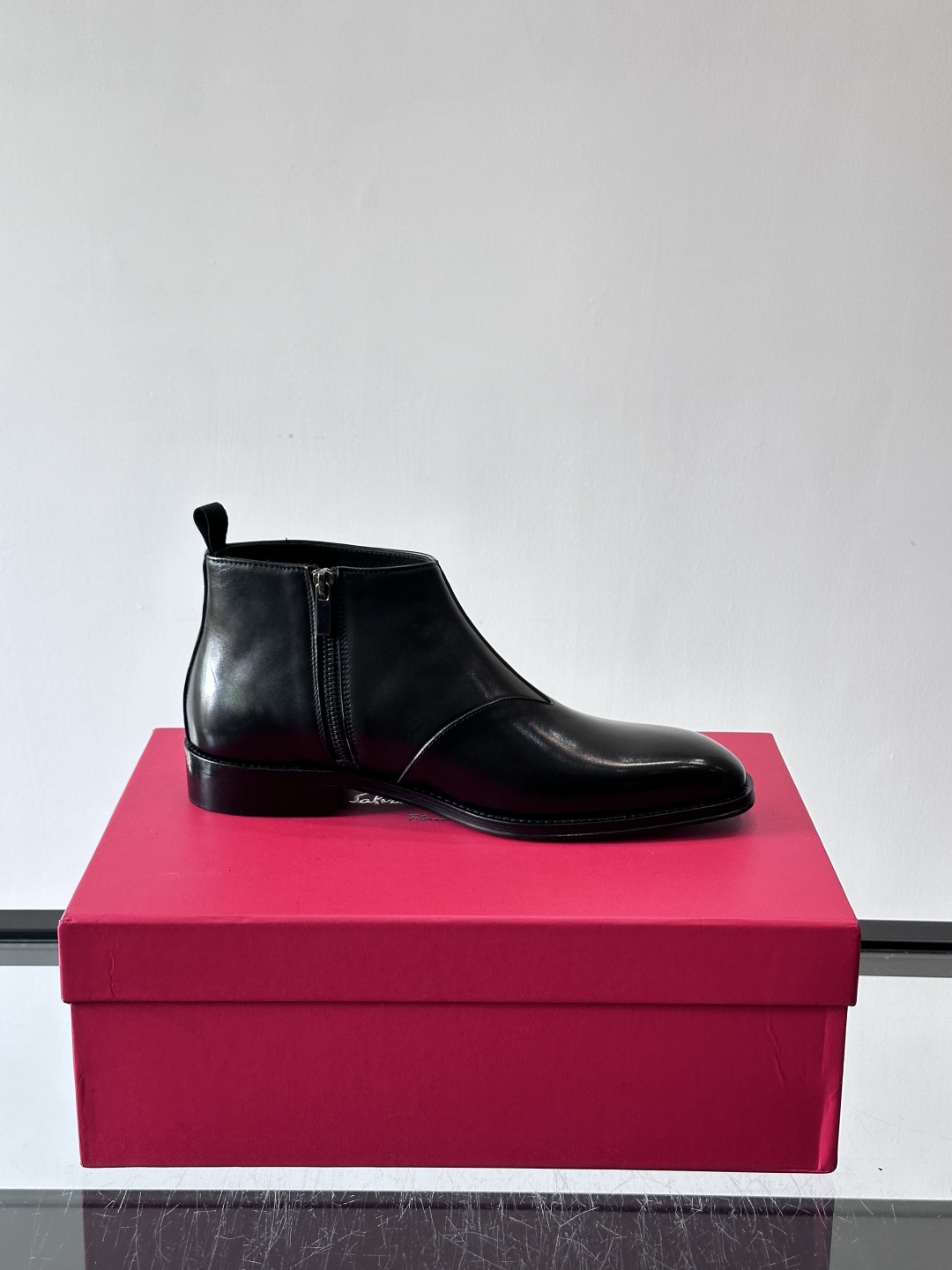 F菲拉格慕男士短靴，采用进口胎牛皮，鞋面光泽感满分，质感细腻又耐用。经典牛津设计+圆头，商务正式场合都能