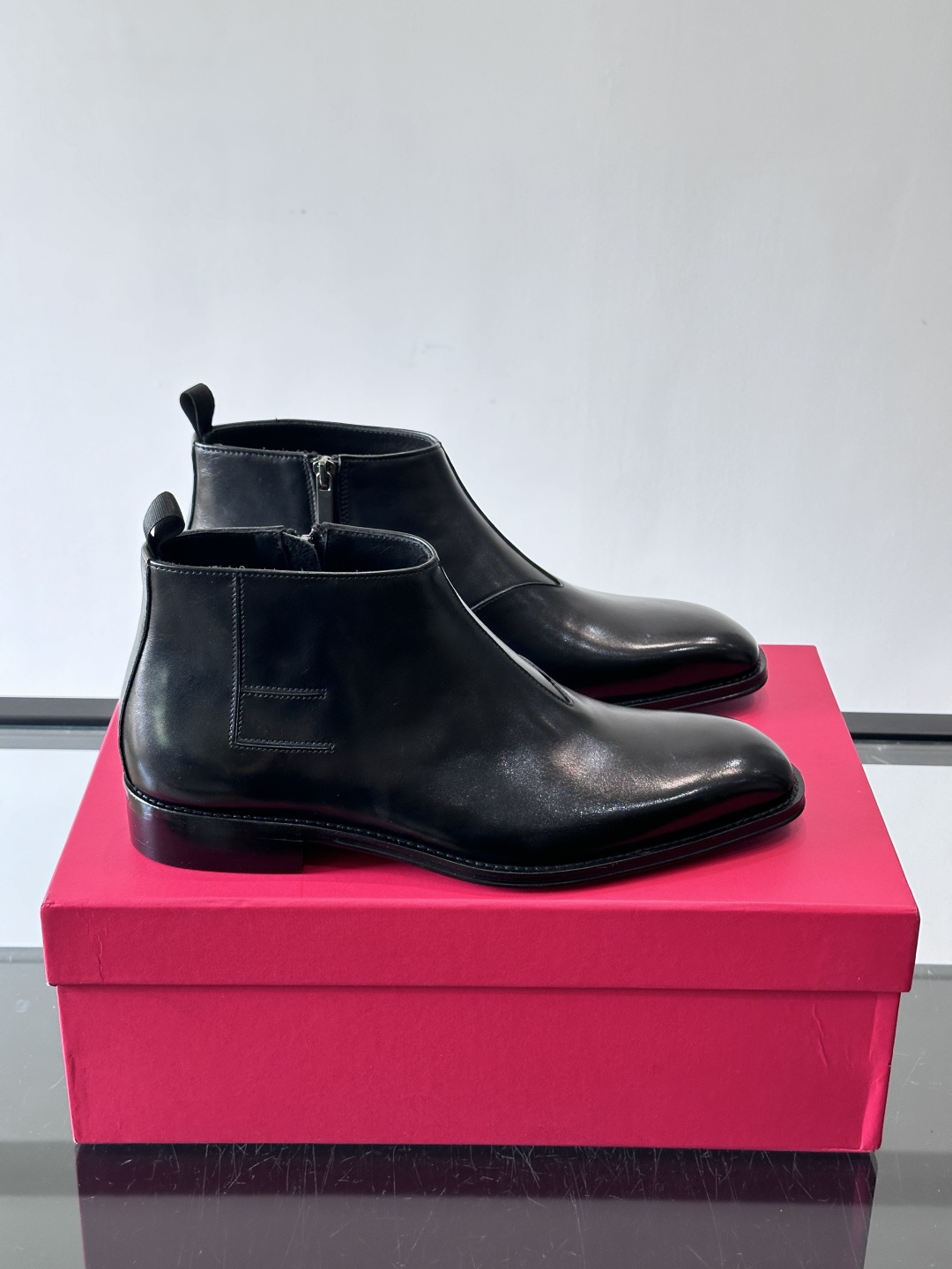 F菲拉格慕男士短靴，采用进口胎牛皮，鞋面光泽感满分，质感细腻又耐用。经典牛津设计+圆头，商务正式场合都能