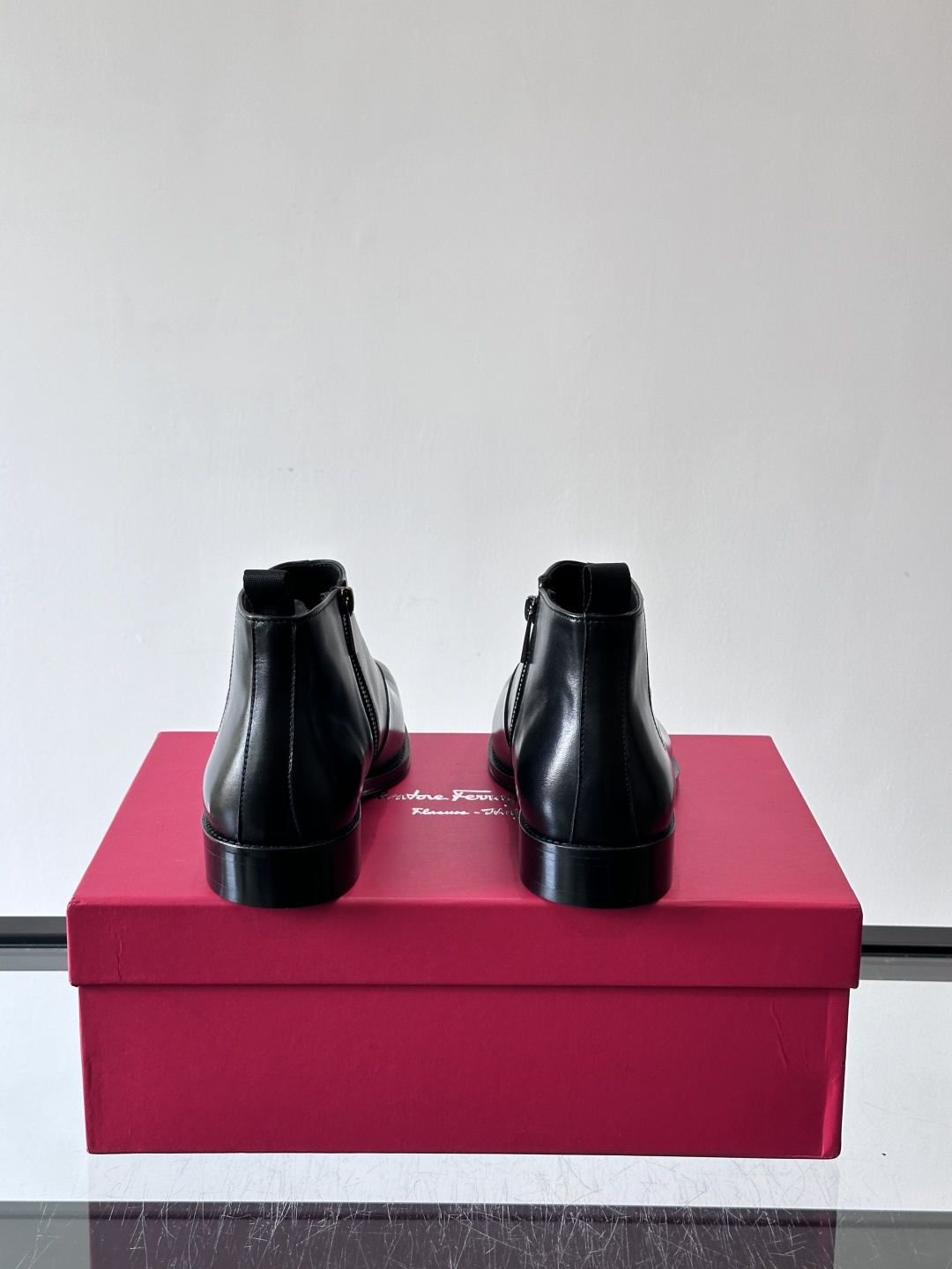 F菲拉格慕男士短靴，采用进口胎牛皮，鞋面光泽感满分，质感细腻又耐用。经典牛津设计+圆头，商务正式场合都能