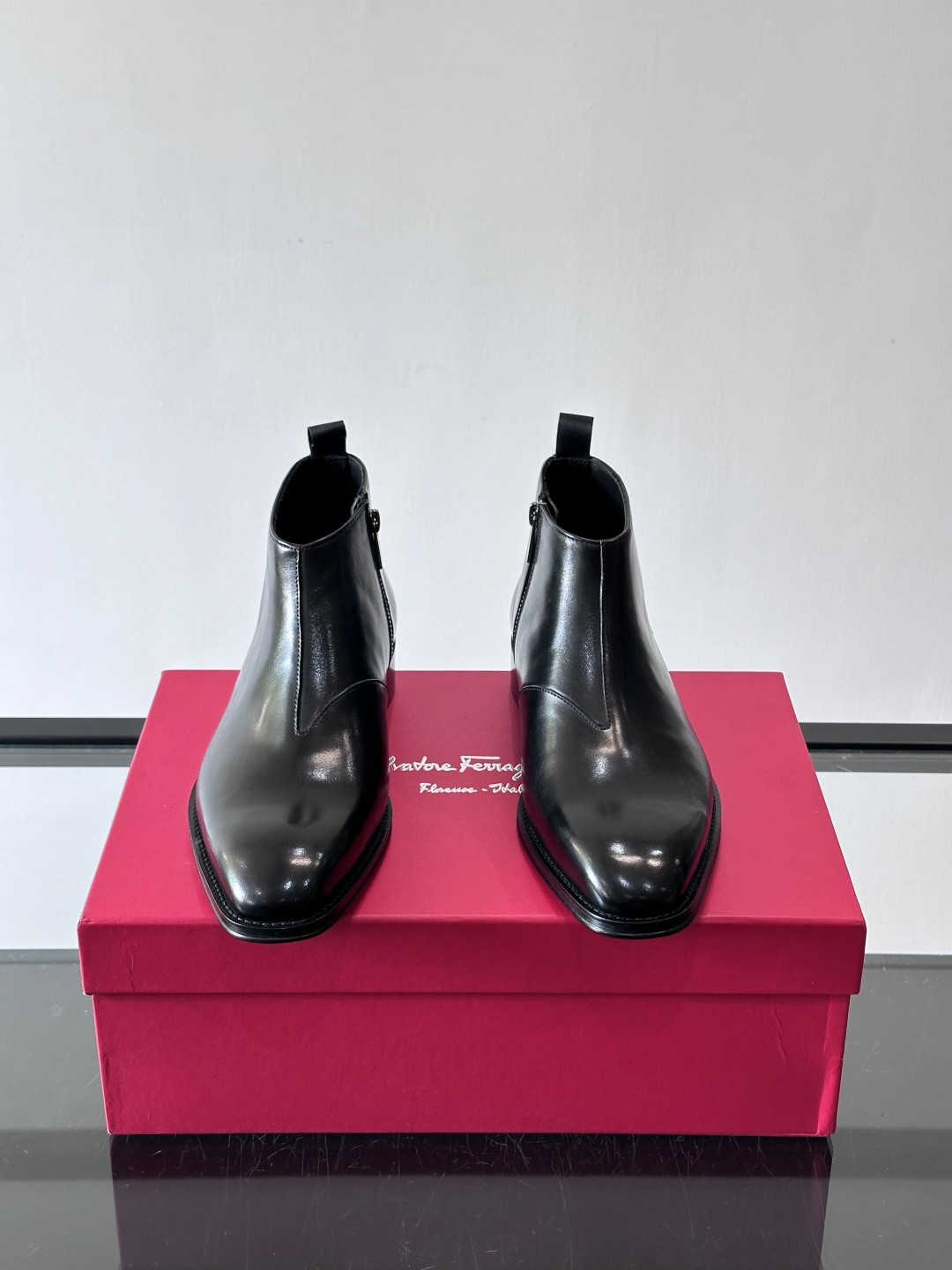 F菲拉格慕男士短靴，采用进口胎牛皮，鞋面光泽感满分，质感细腻又耐用。经典牛津设计+圆头，商务正式场合都能