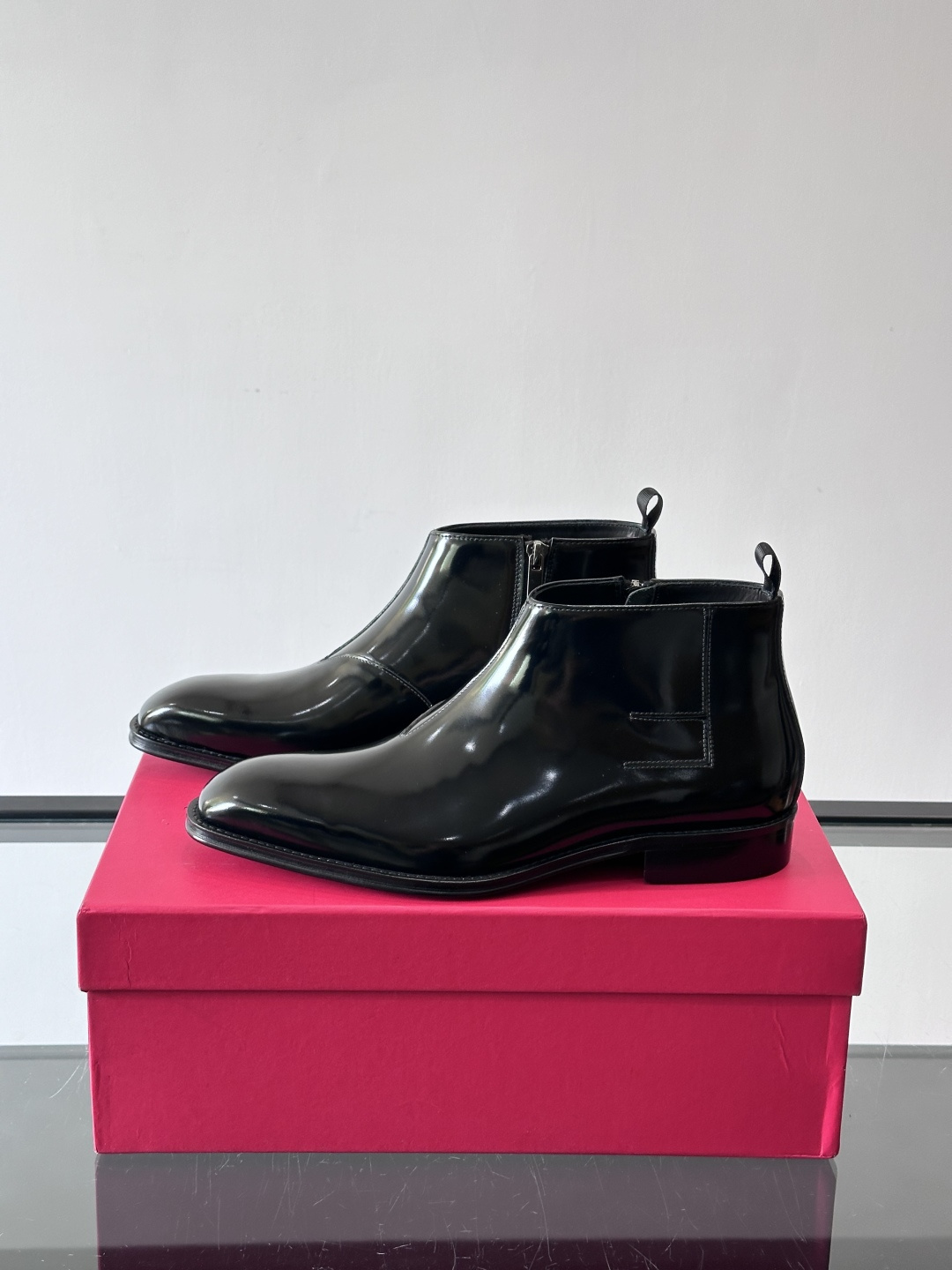 F菲拉格慕男士短靴，采用进口胎牛皮，鞋面光泽感满分，质感细腻又耐用。经典牛津设计+圆头，商务正式场合都能