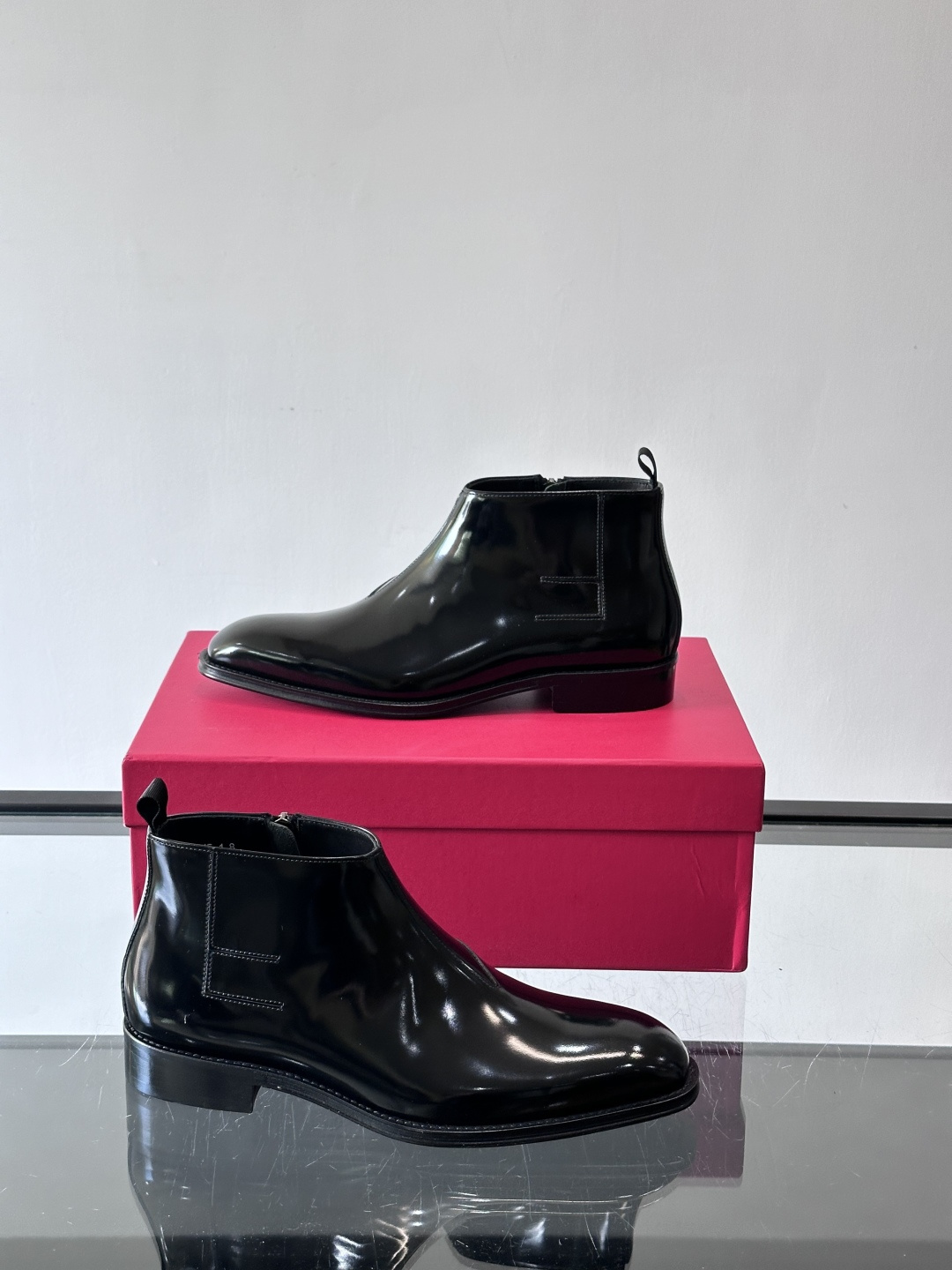 F菲拉格慕男士短靴，采用进口胎牛皮，鞋面光泽感满分，质感细腻又耐用。经典牛津设计+圆头，商务正式场合都能