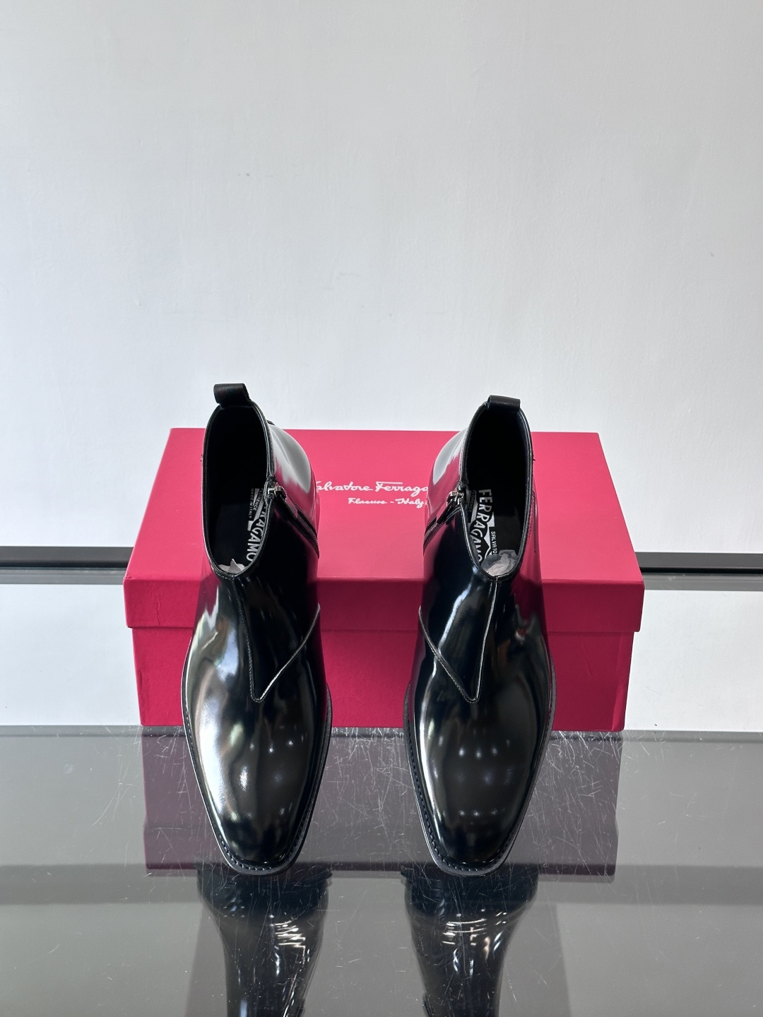 F菲拉格慕男士短靴，采用进口胎牛皮，鞋面光泽感满分，质感细腻又耐用。经典牛津设计+圆头，商务正式场合都能