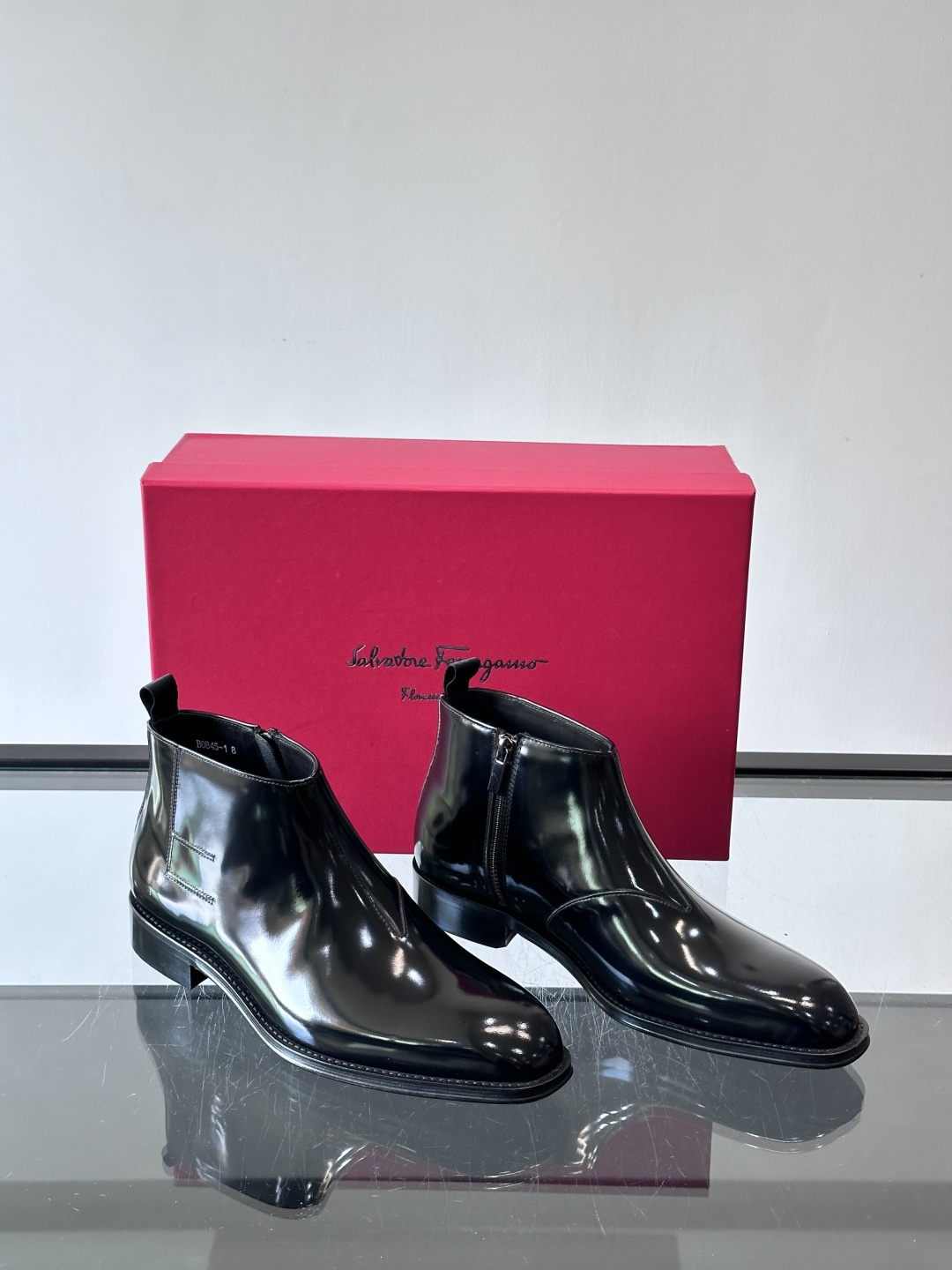 F菲拉格慕男士短靴，采用进口胎牛皮，鞋面光泽感满分，质感细腻又耐用。经典牛津设计+圆头，商务正式场合都能