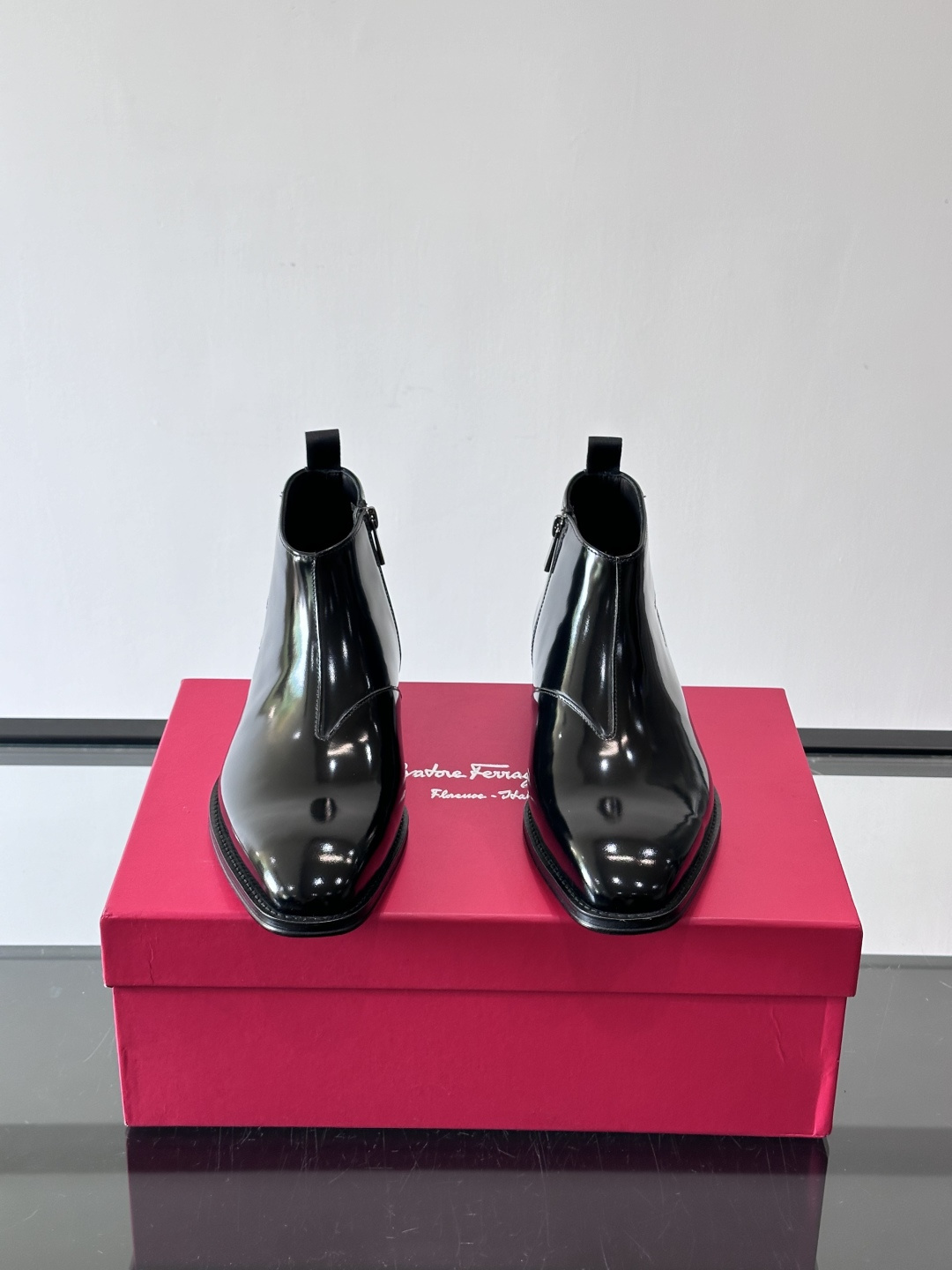 F菲拉格慕男士短靴，采用进口胎牛皮，鞋面光泽感满分，质感细腻又耐用。经典牛津设计+圆头，商务正式场合都能