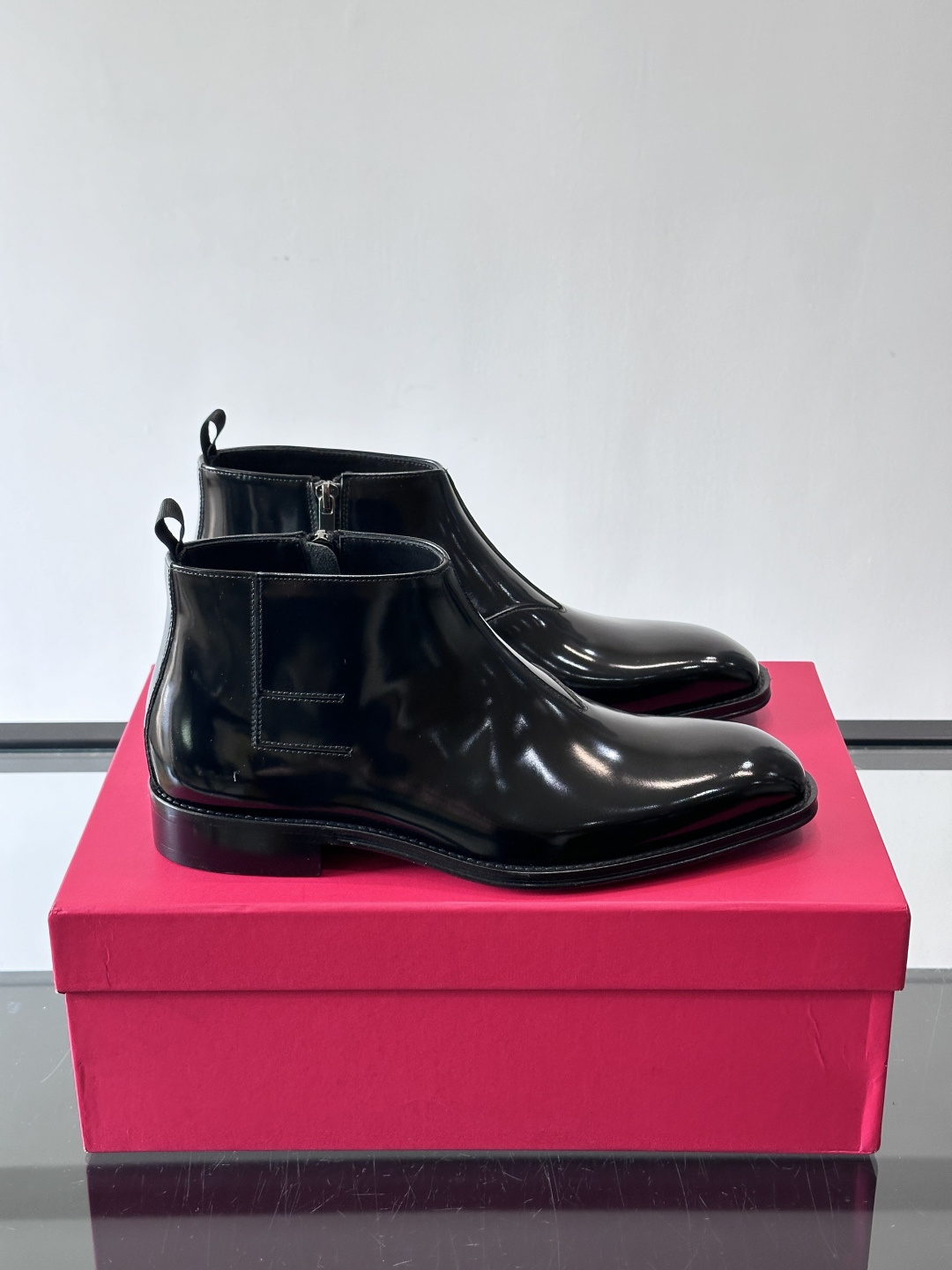 F菲拉格慕男士短靴，采用进口胎牛皮，鞋面光泽感满分，质感细腻又耐用。经典牛津设计+圆头，商务正式场合都能