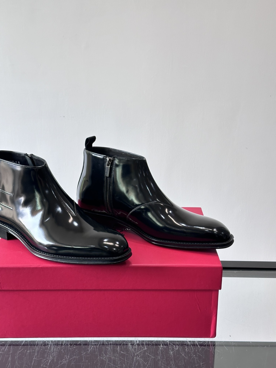 F菲拉格慕男士短靴，采用进口胎牛皮，鞋面光泽感满分，质感细腻又耐用。经典牛津设计+圆头，商务正式场合都能