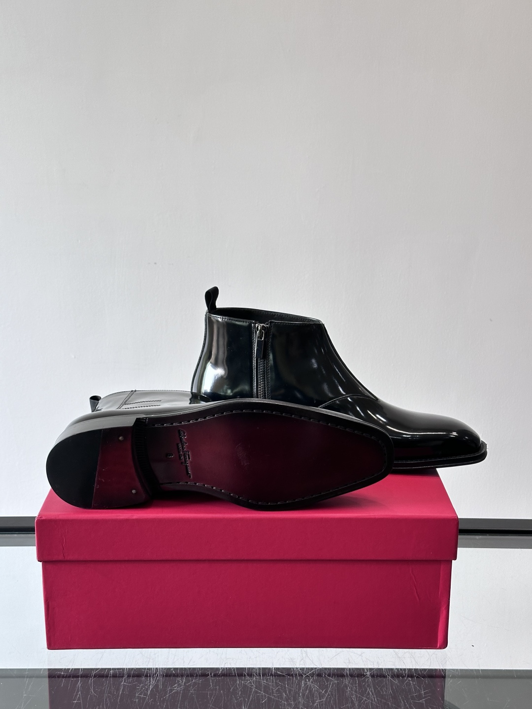 F菲拉格慕男士短靴，采用进口胎牛皮，鞋面光泽感满分，质感细腻又耐用。经典牛津设计+圆头，商务正式场合都能