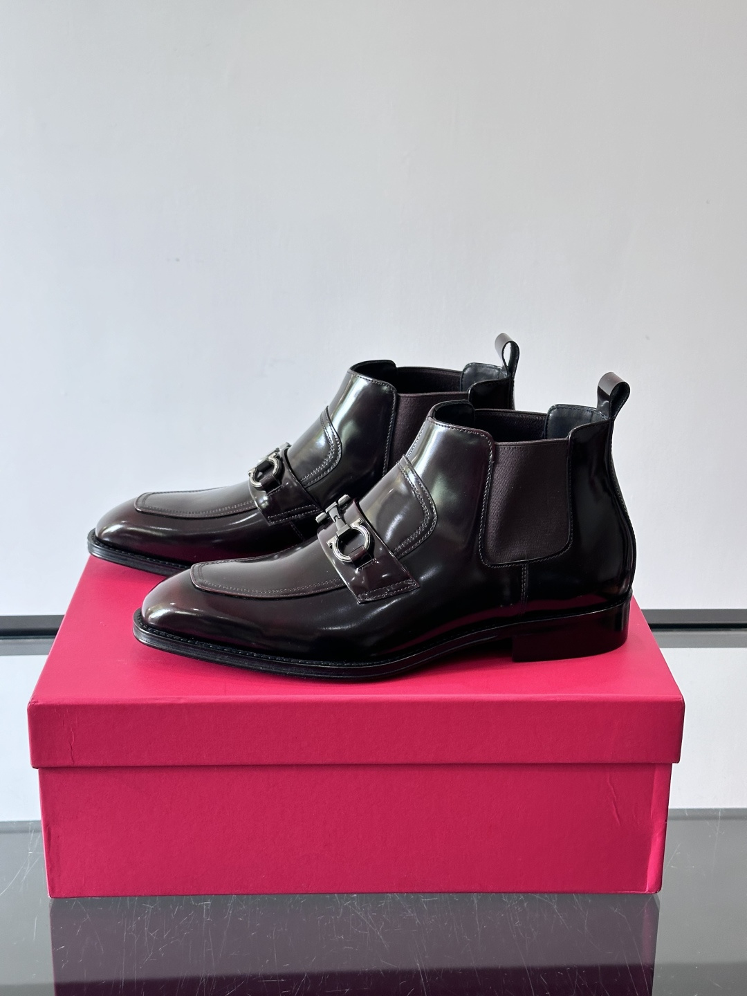 F菲拉格慕男士短靴，采用进口胎牛皮，鞋面光泽感满分，质感细腻又耐用。经典牛津设计+圆头，商务正式场合都能