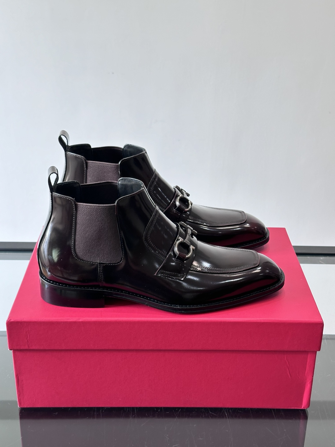 F菲拉格慕男士短靴，采用进口胎牛皮，鞋面光泽感满分，质感细腻又耐用。经典牛津设计+圆头，商务正式场合都能