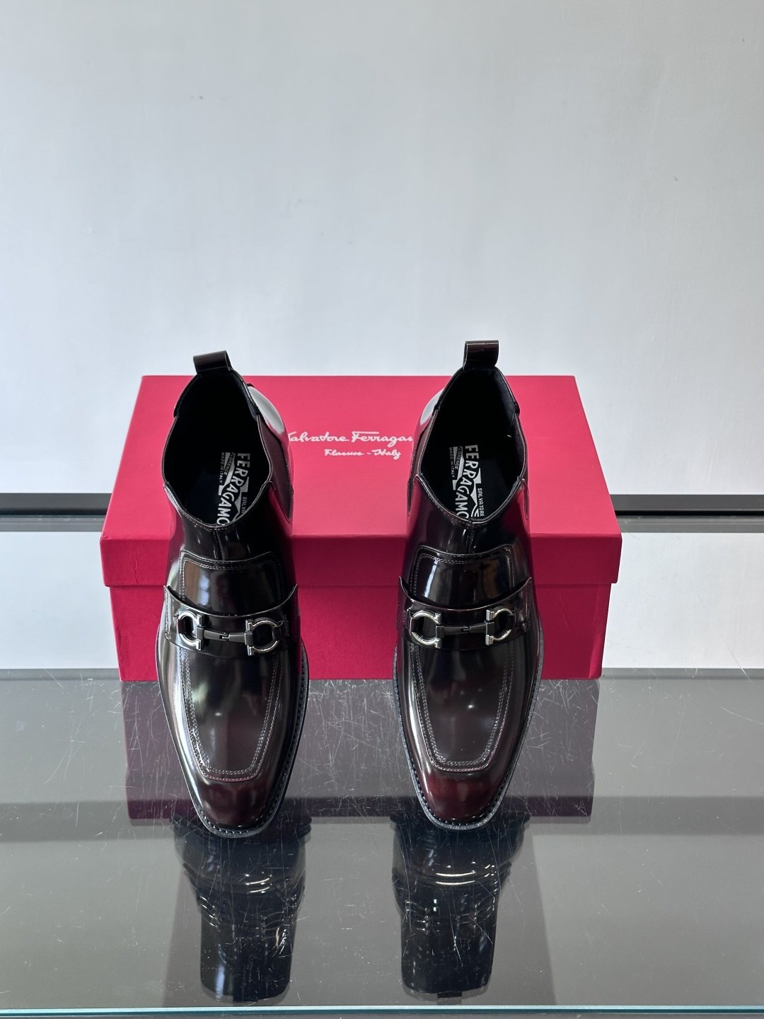 F菲拉格慕男士短靴，采用进口胎牛皮，鞋面光泽感满分，质感细腻又耐用。经典牛津设计+圆头，商务正式场合都能