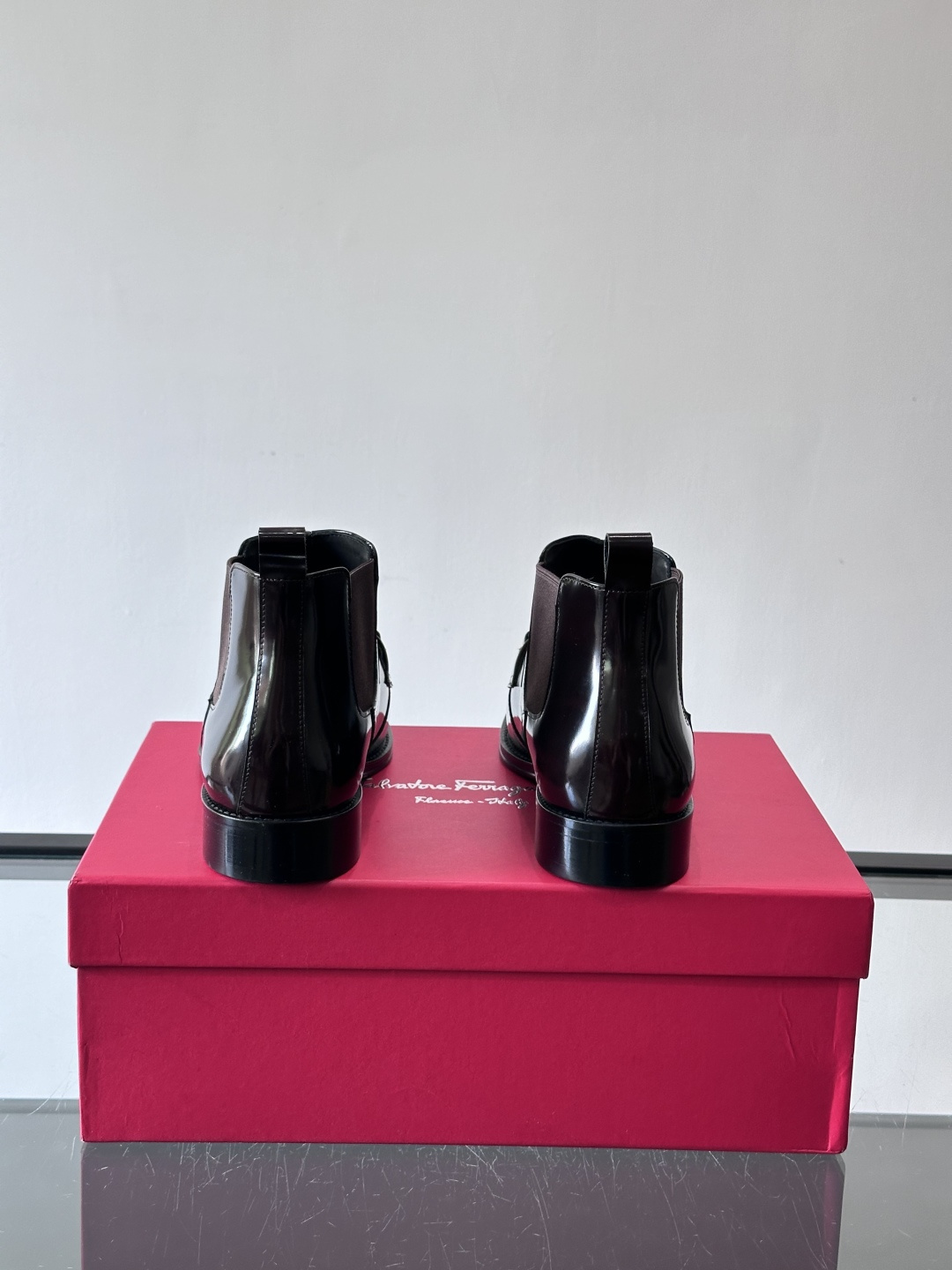 F菲拉格慕男士短靴，采用进口胎牛皮，鞋面光泽感满分，质感细腻又耐用。经典牛津设计+圆头，商务正式场合都能