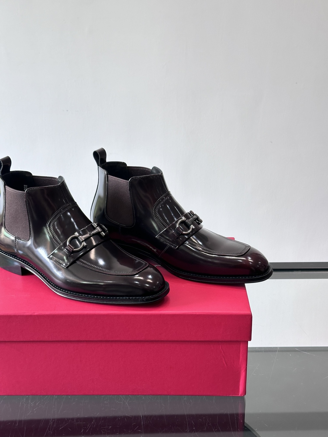 F菲拉格慕男士短靴，采用进口胎牛皮，鞋面光泽感满分，质感细腻又耐用。经典牛津设计+圆头，商务正式场合都能