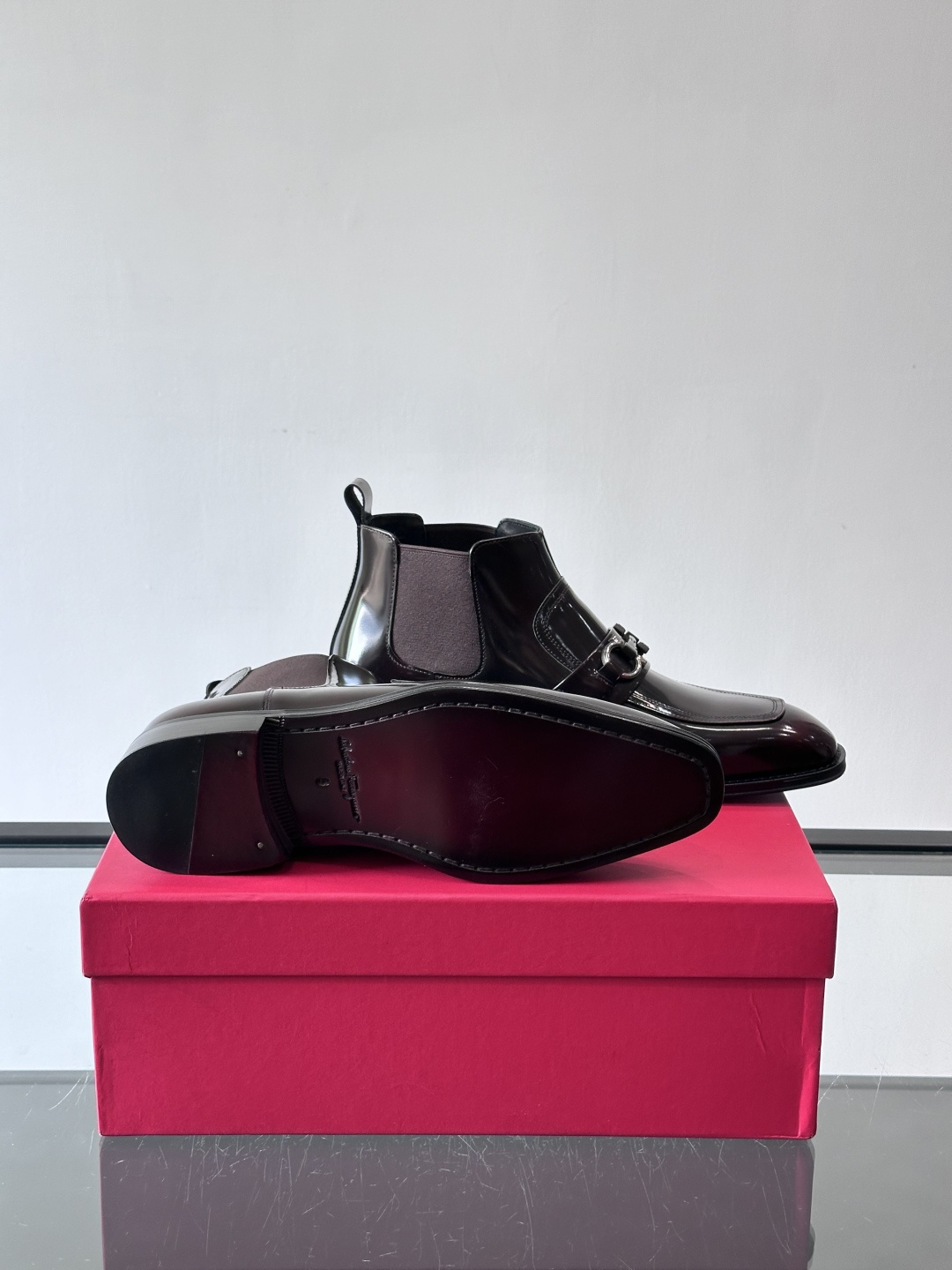 F菲拉格慕男士短靴，采用进口胎牛皮，鞋面光泽感满分，质感细腻又耐用。经典牛津设计+圆头，商务正式场合都能