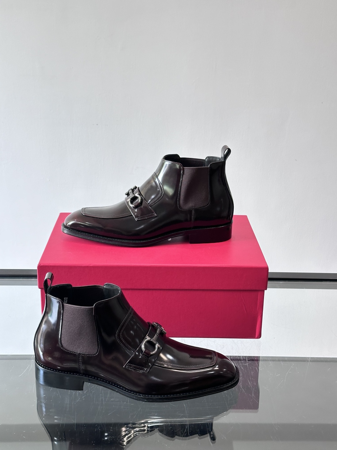 F菲拉格慕男士短靴，采用进口胎牛皮，鞋面光泽感满分，质感细腻又耐用。经典牛津设计+圆头，商务正式场合都能