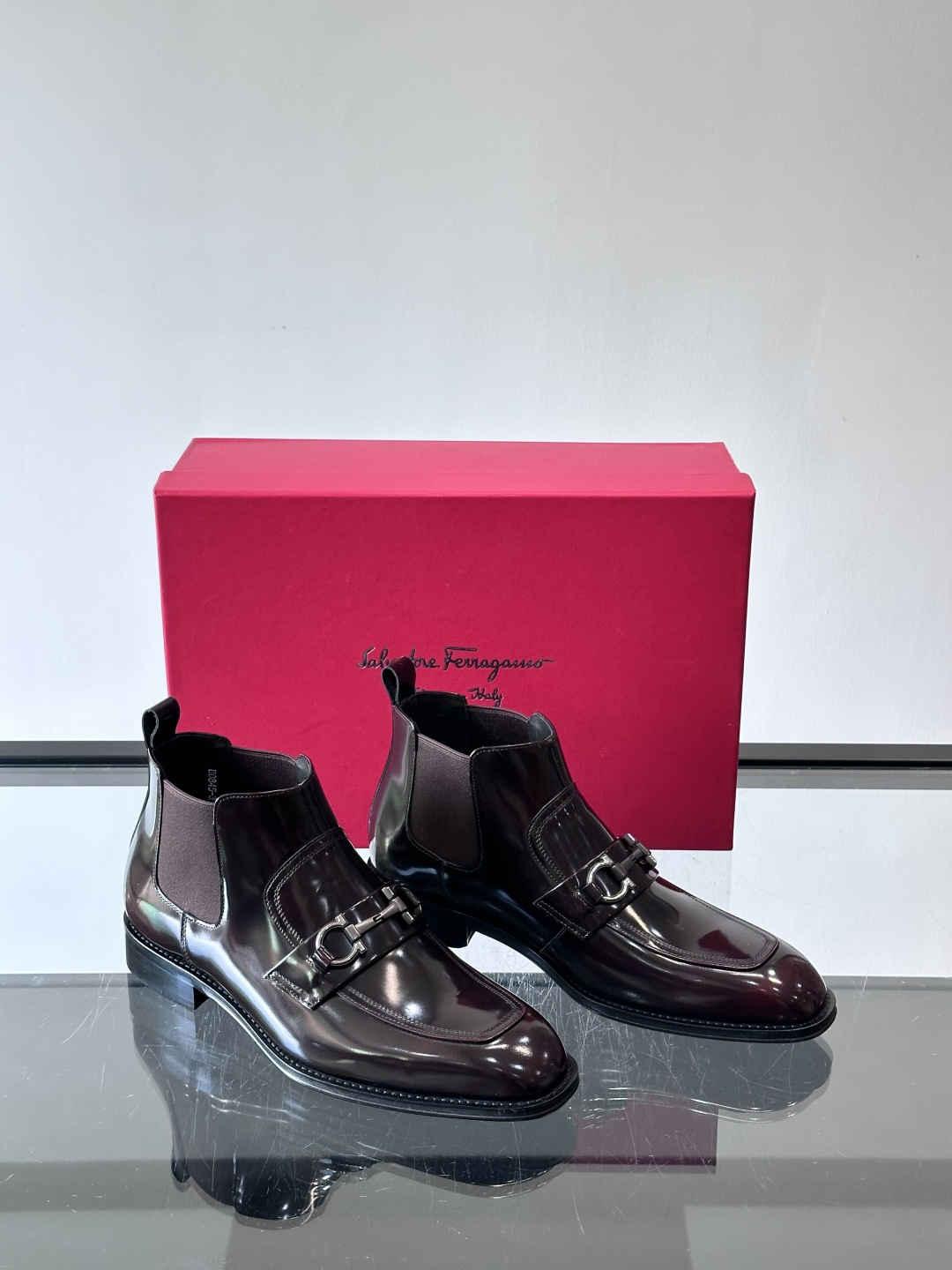 F菲拉格慕男士短靴，采用进口胎牛皮，鞋面光泽感满分，质感细腻又耐用。经典牛津设计+圆头，商务正式场合都能