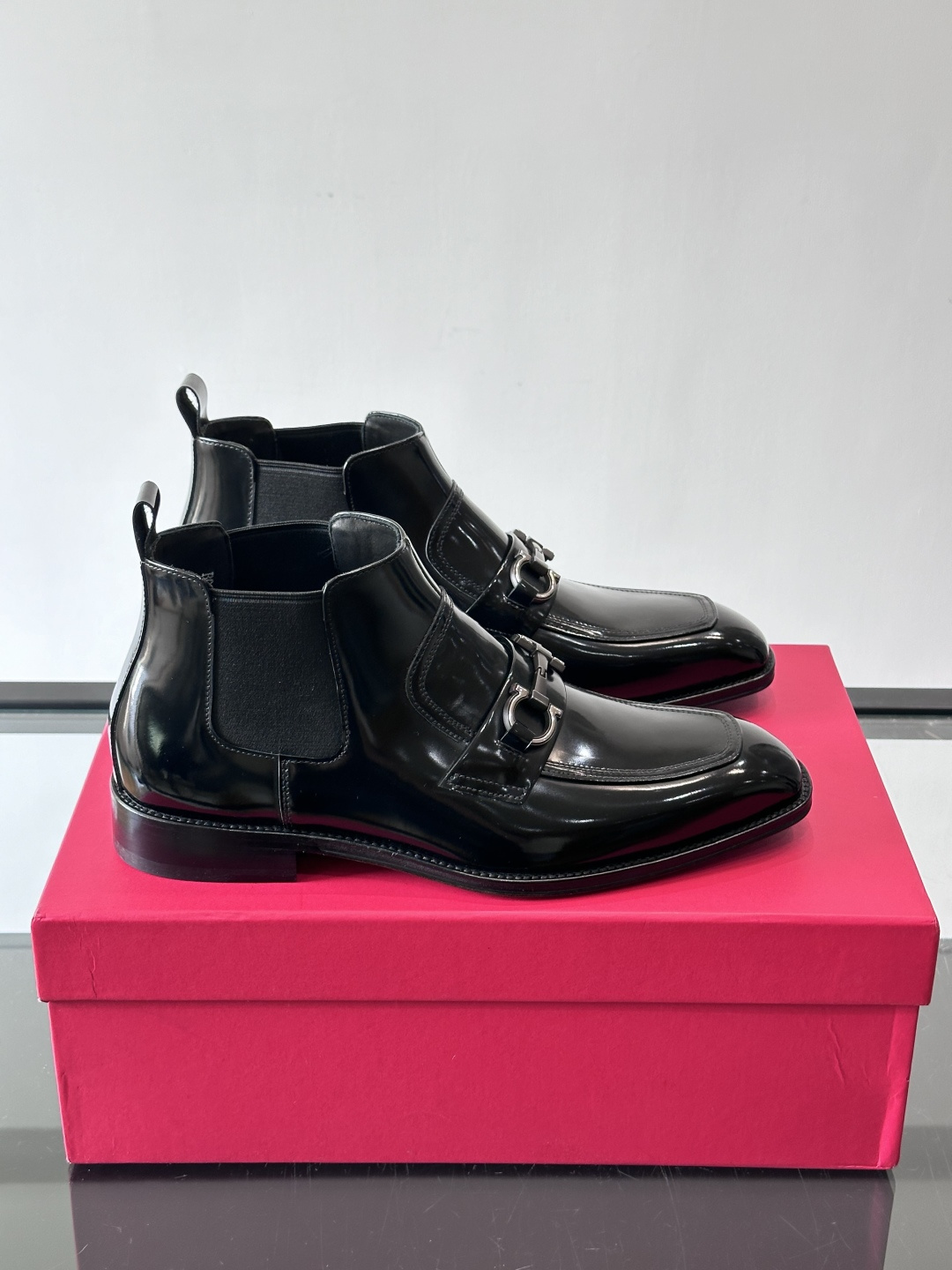 F菲拉格慕男士短靴，采用进口胎牛皮，鞋面光泽感满分，质感细腻又耐用。经典牛津设计+圆头，商务正式场合都能