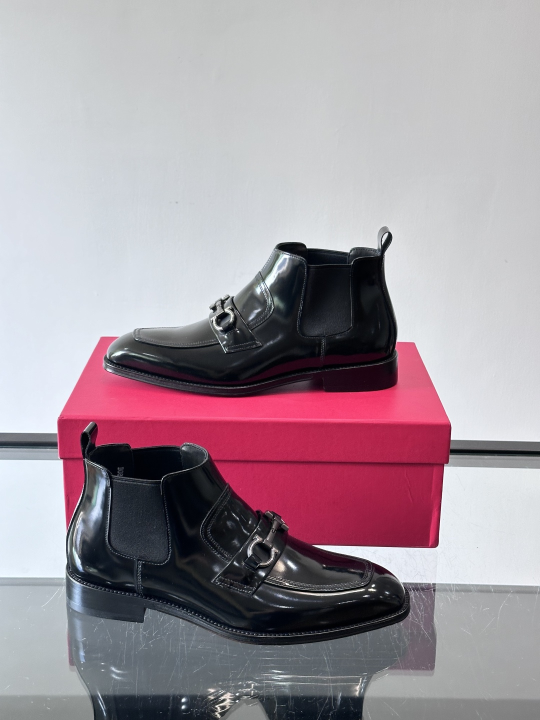 F菲拉格慕男士短靴，采用进口胎牛皮，鞋面光泽感满分，质感细腻又耐用。经典牛津设计+圆头，商务正式场合都能