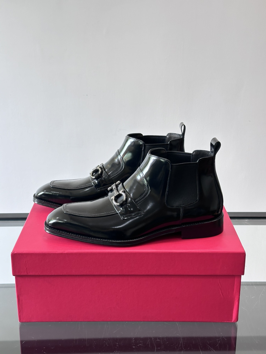 F菲拉格慕男士短靴，采用进口胎牛皮，鞋面光泽感满分，质感细腻又耐用。经典牛津设计+圆头，商务正式场合都能