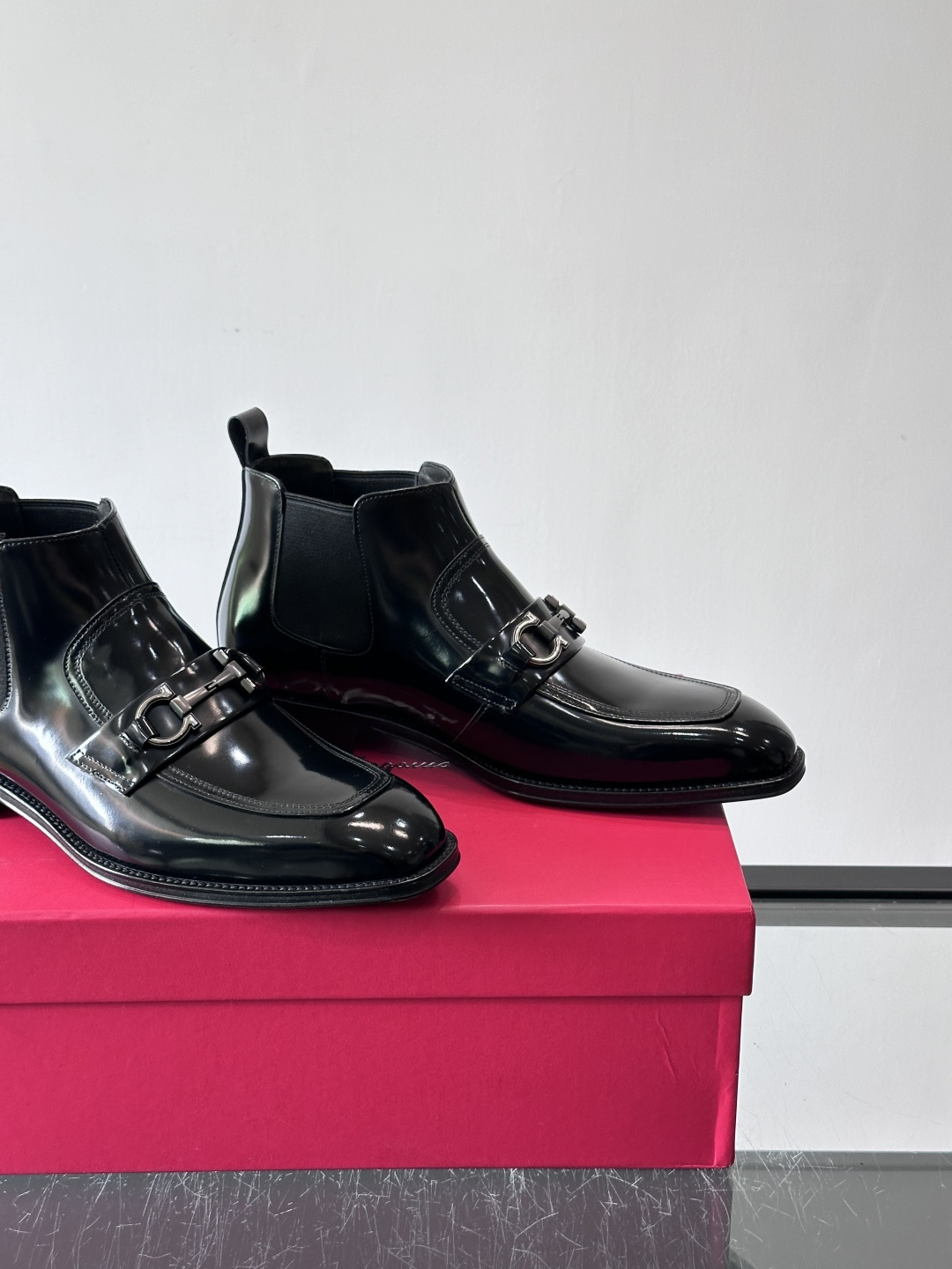 F菲拉格慕男士短靴，采用进口胎牛皮，鞋面光泽感满分，质感细腻又耐用。经典牛津设计+圆头，商务正式场合都能