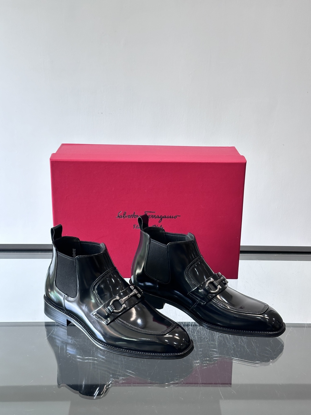 F菲拉格慕男士短靴，采用进口胎牛皮，鞋面光泽感满分，质感细腻又耐用。经典牛津设计+圆头，商务正式场合都能