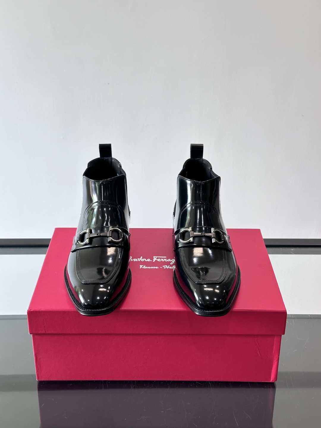 F菲拉格慕男士短靴，采用进口胎牛皮，鞋面光泽感满分，质感细腻又耐用。经典牛津设计+圆头，商务正式场合都能