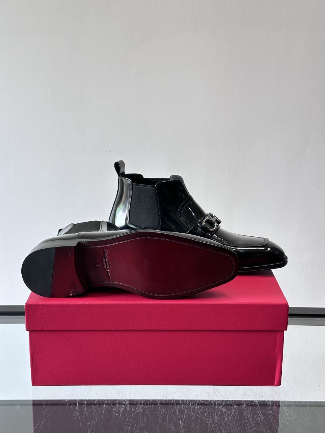 F菲拉格慕男士短靴，采用进口胎牛皮，鞋面光泽感满分，质感细腻又耐用。经典牛津设计+圆头，商务正式场合都能