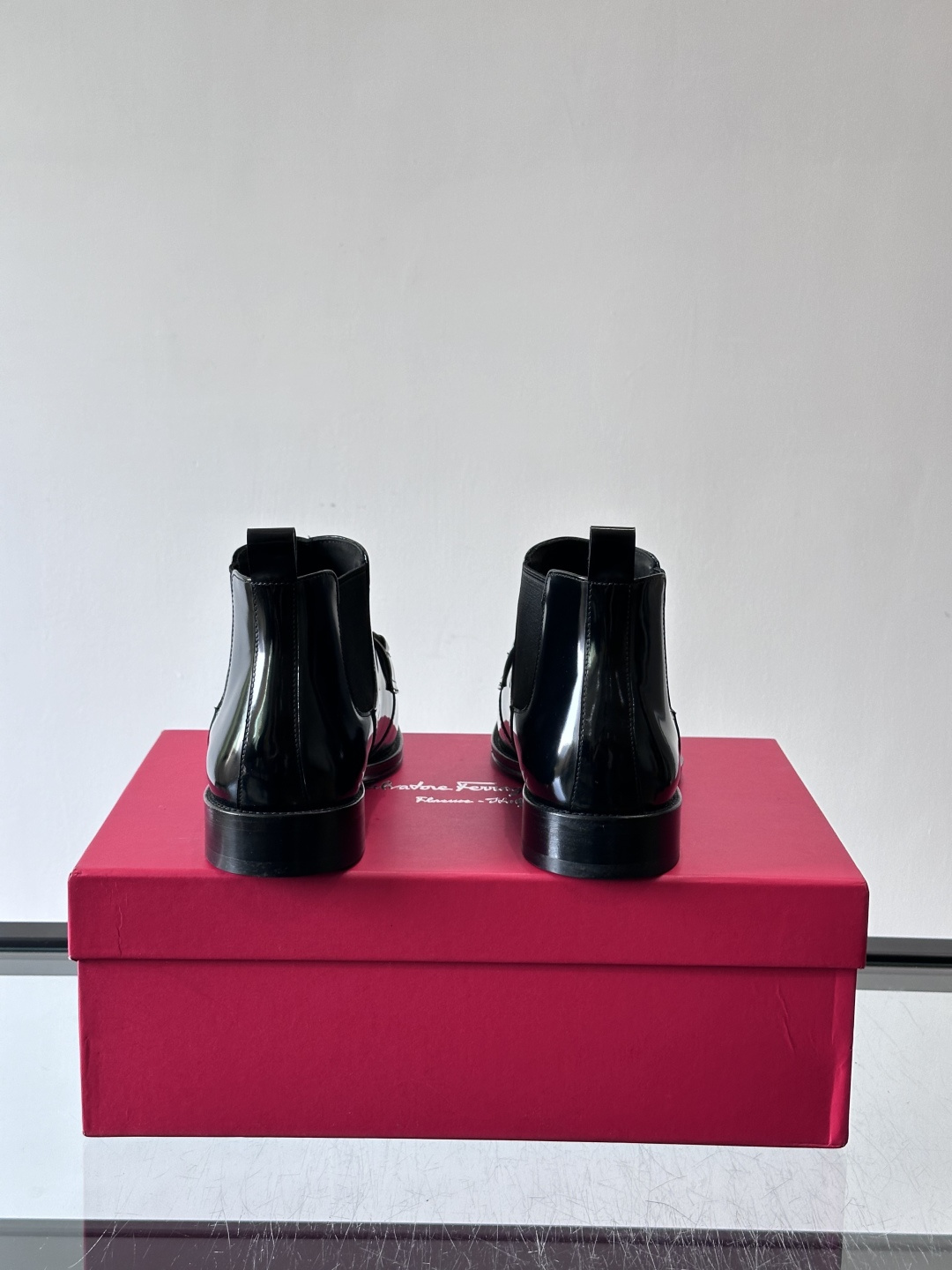 F菲拉格慕男士短靴，采用进口胎牛皮，鞋面光泽感满分，质感细腻又耐用。经典牛津设计+圆头，商务正式场合都能