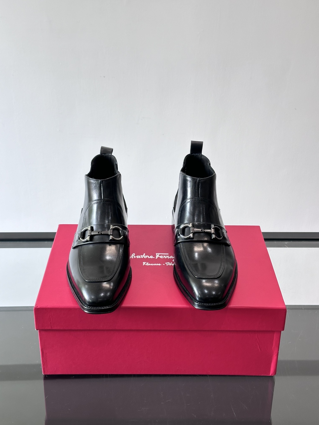 F菲拉格慕男士短靴，采用进口胎牛皮，鞋面光泽感满分，质感细腻又耐用。经典牛津设计+圆头，商务正式场合都能