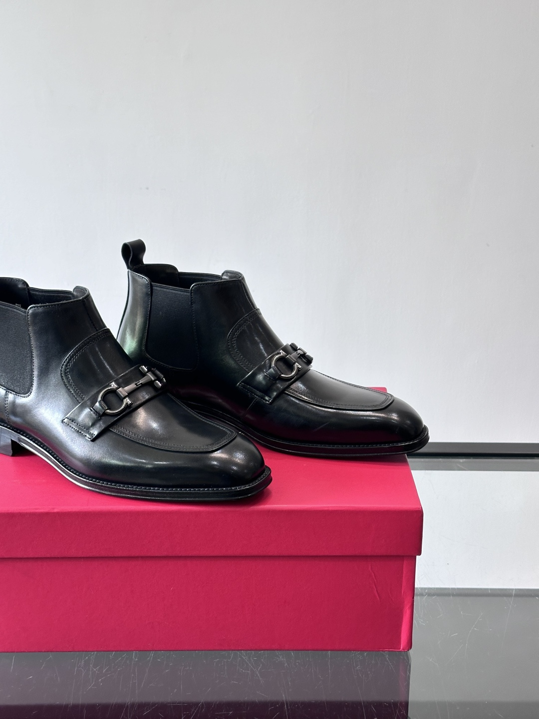 F菲拉格慕男士短靴，采用进口胎牛皮，鞋面光泽感满分，质感细腻又耐用。经典牛津设计+圆头，商务正式场合都能