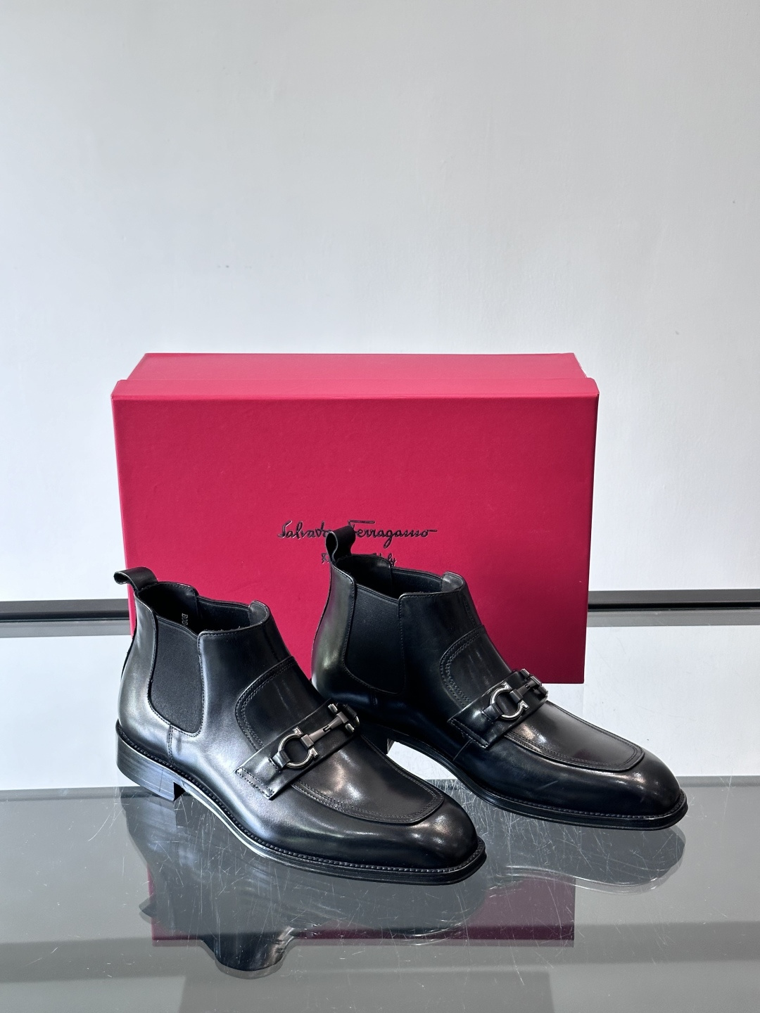 F菲拉格慕男士短靴，采用进口胎牛皮，鞋面光泽感满分，质感细腻又耐用。经典牛津设计+圆头，商务正式场合都能