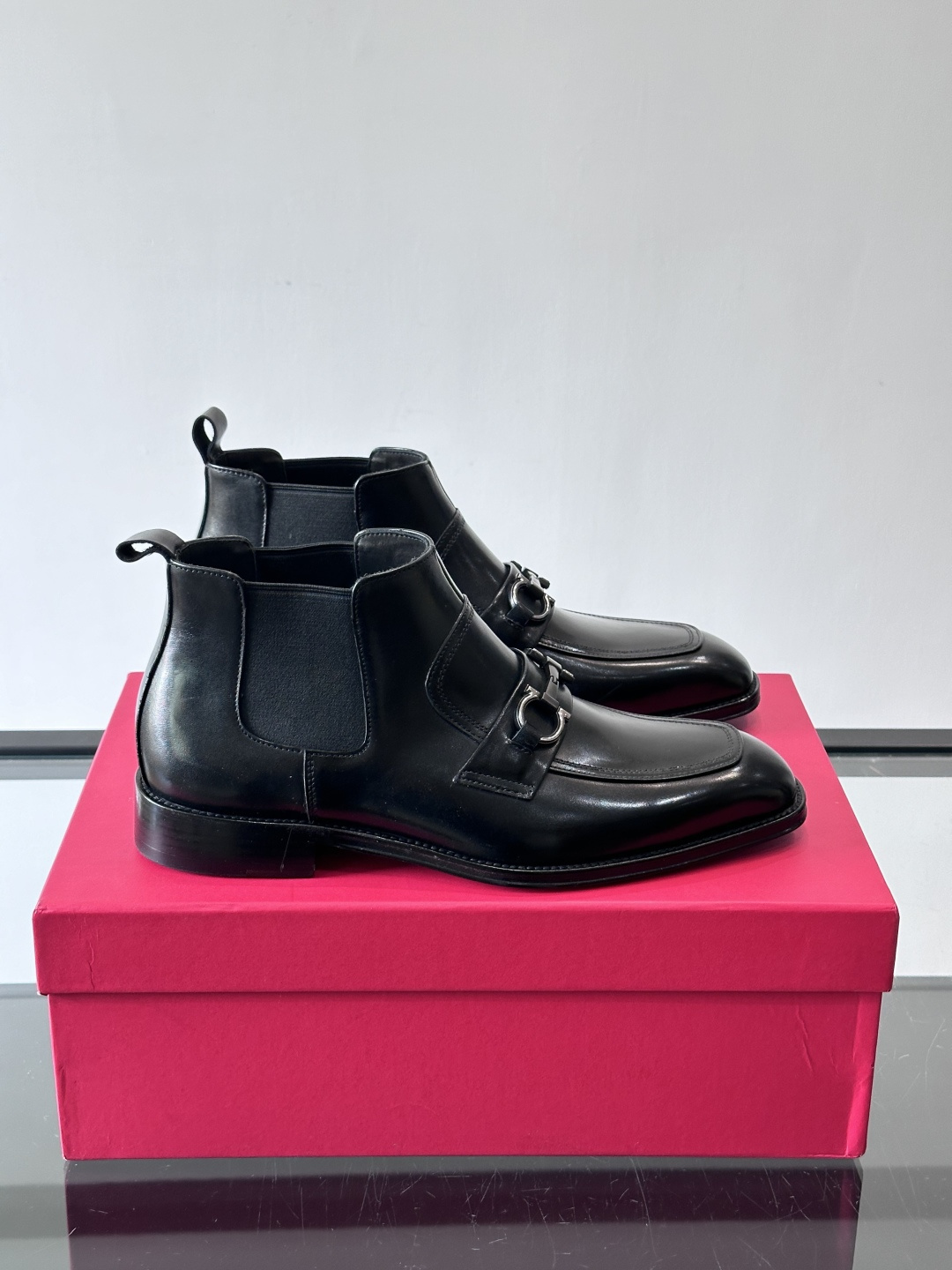 F菲拉格慕男士短靴，采用进口胎牛皮，鞋面光泽感满分，质感细腻又耐用。经典牛津设计+圆头，商务正式场合都能