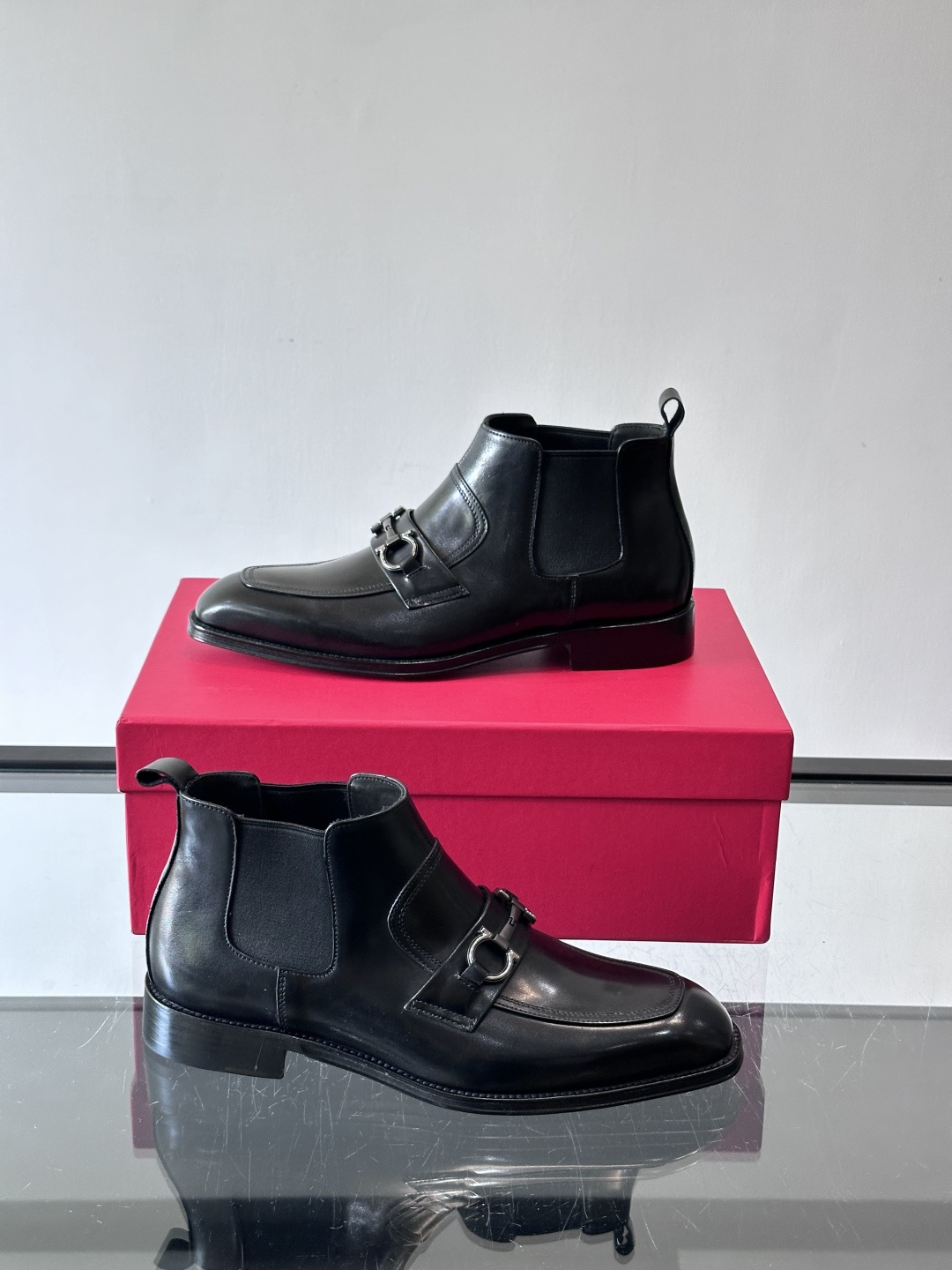 F菲拉格慕男士短靴，采用进口胎牛皮，鞋面光泽感满分，质感细腻又耐用。经典牛津设计+圆头，商务正式场合都能