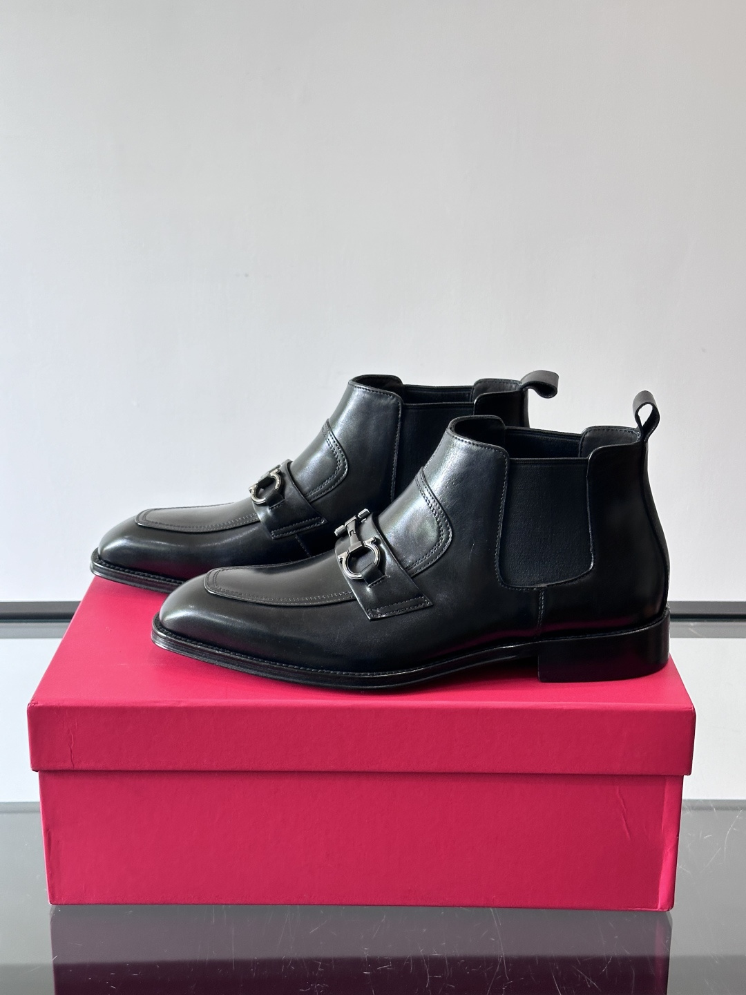 F菲拉格慕男士短靴，采用进口胎牛皮，鞋面光泽感满分，质感细腻又耐用。经典牛津设计+圆头，商务正式场合都能