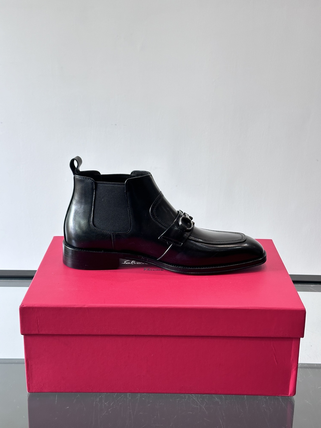 F菲拉格慕男士短靴，采用进口胎牛皮，鞋面光泽感满分，质感细腻又耐用。经典牛津设计+圆头，商务正式场合都能