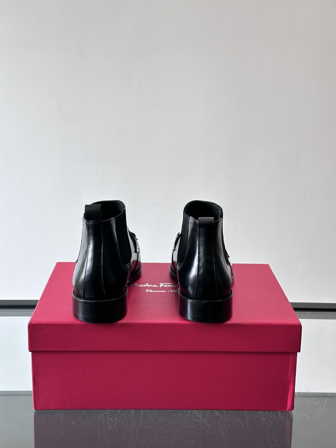 F菲拉格慕男士短靴，采用进口胎牛皮，鞋面光泽感满分，质感细腻又耐用。经典牛津设计+圆头，商务正式场合都能