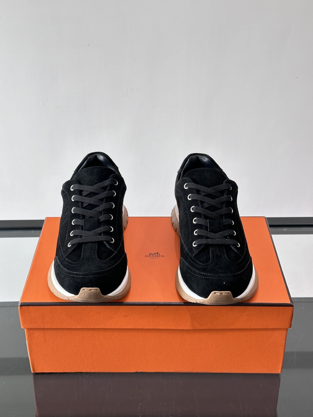 Hermès男士麂皮运动鞋，是品牌经典“Birkin”系列鞋款的现代演绎，采用高级麂皮材质，搭配标志性的