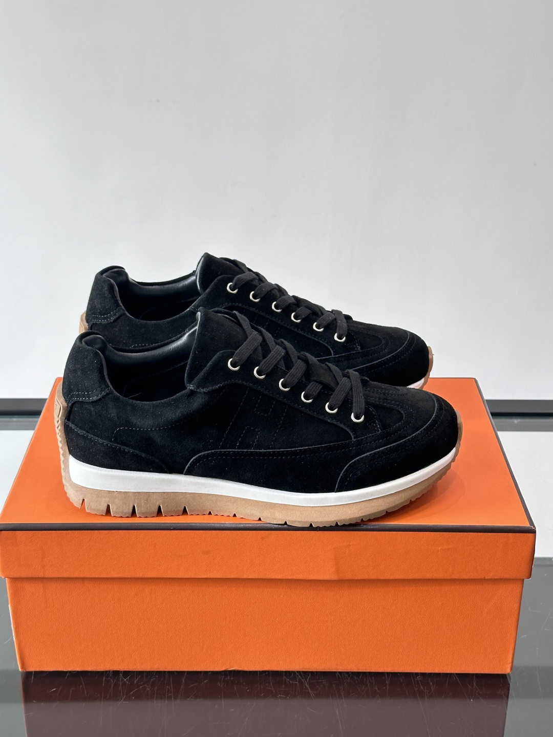 Hermès男士麂皮运动鞋，是品牌经典“Birkin”系列鞋款的现代演绎，采用高级麂皮材质，搭配标志性的