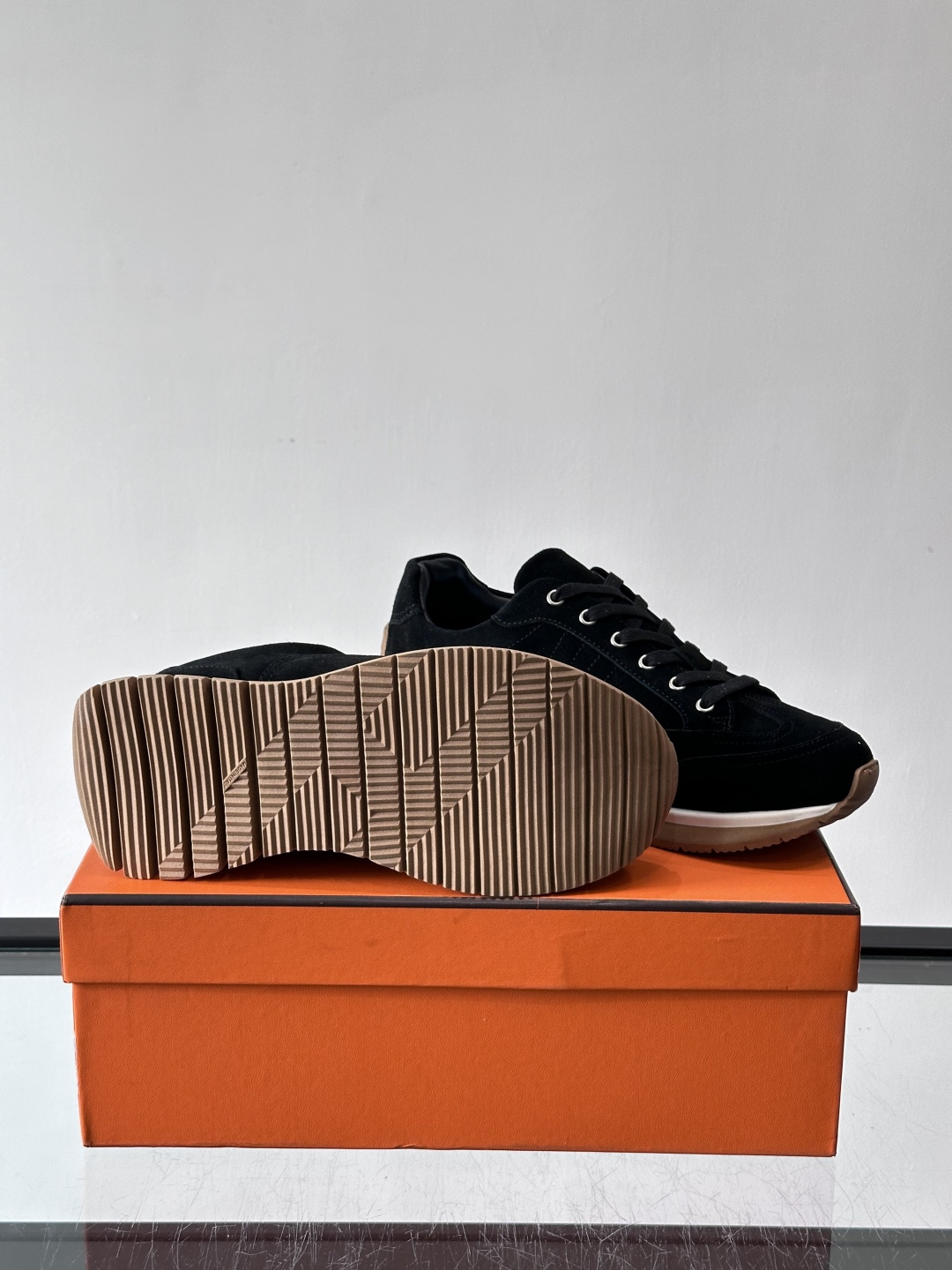 Hermès男士麂皮运动鞋，是品牌经典“Birkin”系列鞋款的现代演绎，采用高级麂皮材质，搭配标志性的