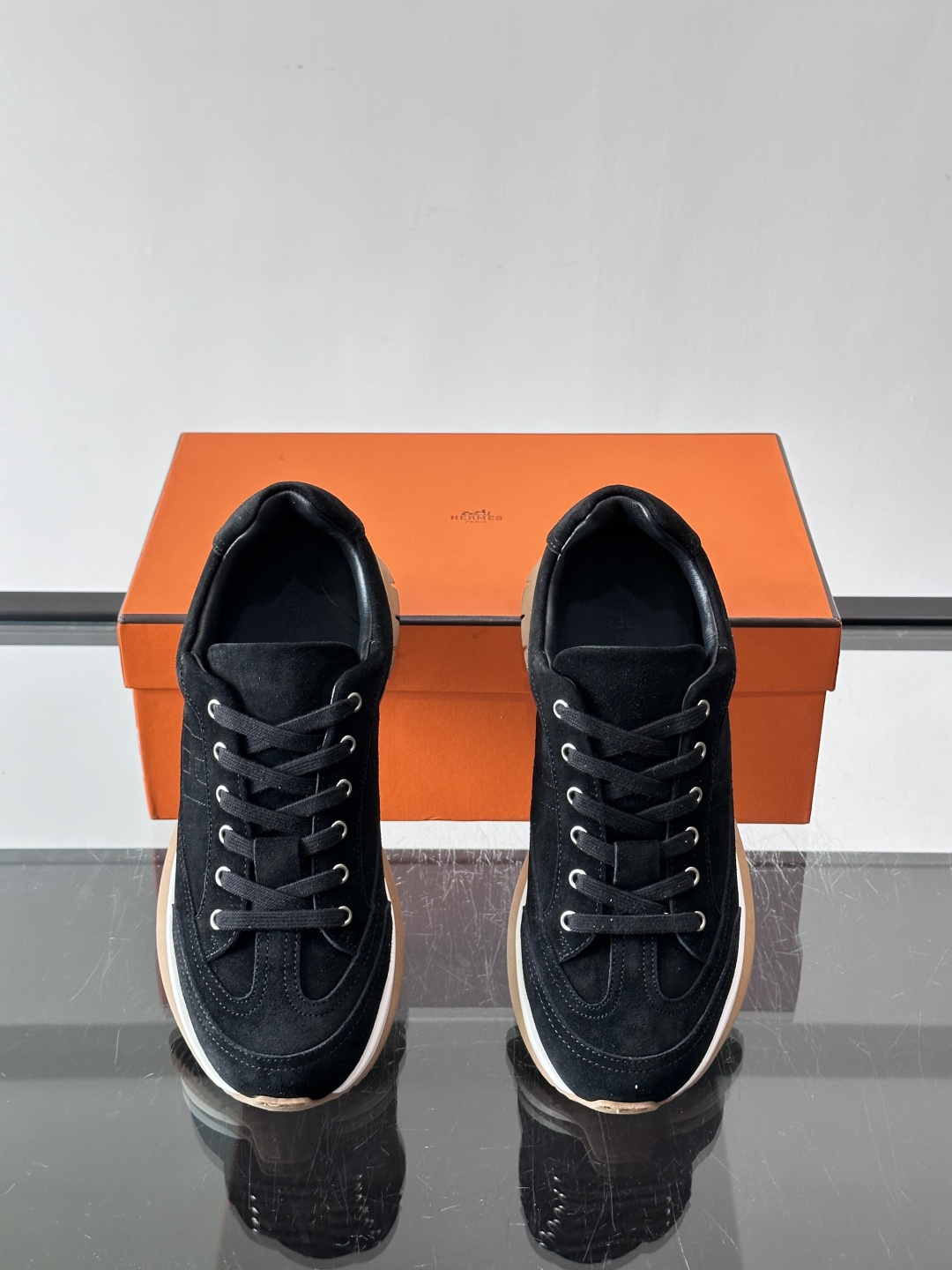 Hermès男士麂皮运动鞋，是品牌经典“Birkin”系列鞋款的现代演绎，采用高级麂皮材质，搭配标志性的