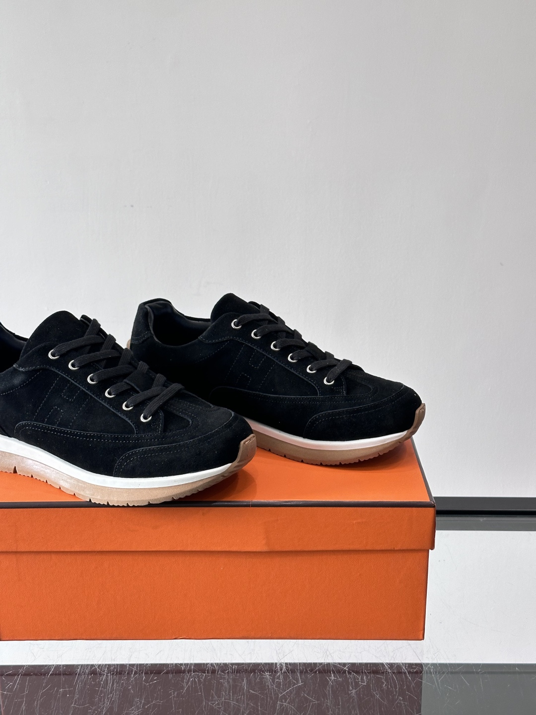 Hermès男士麂皮运动鞋，是品牌经典“Birkin”系列鞋款的现代演绎，采用高级麂皮材质，搭配标志性的