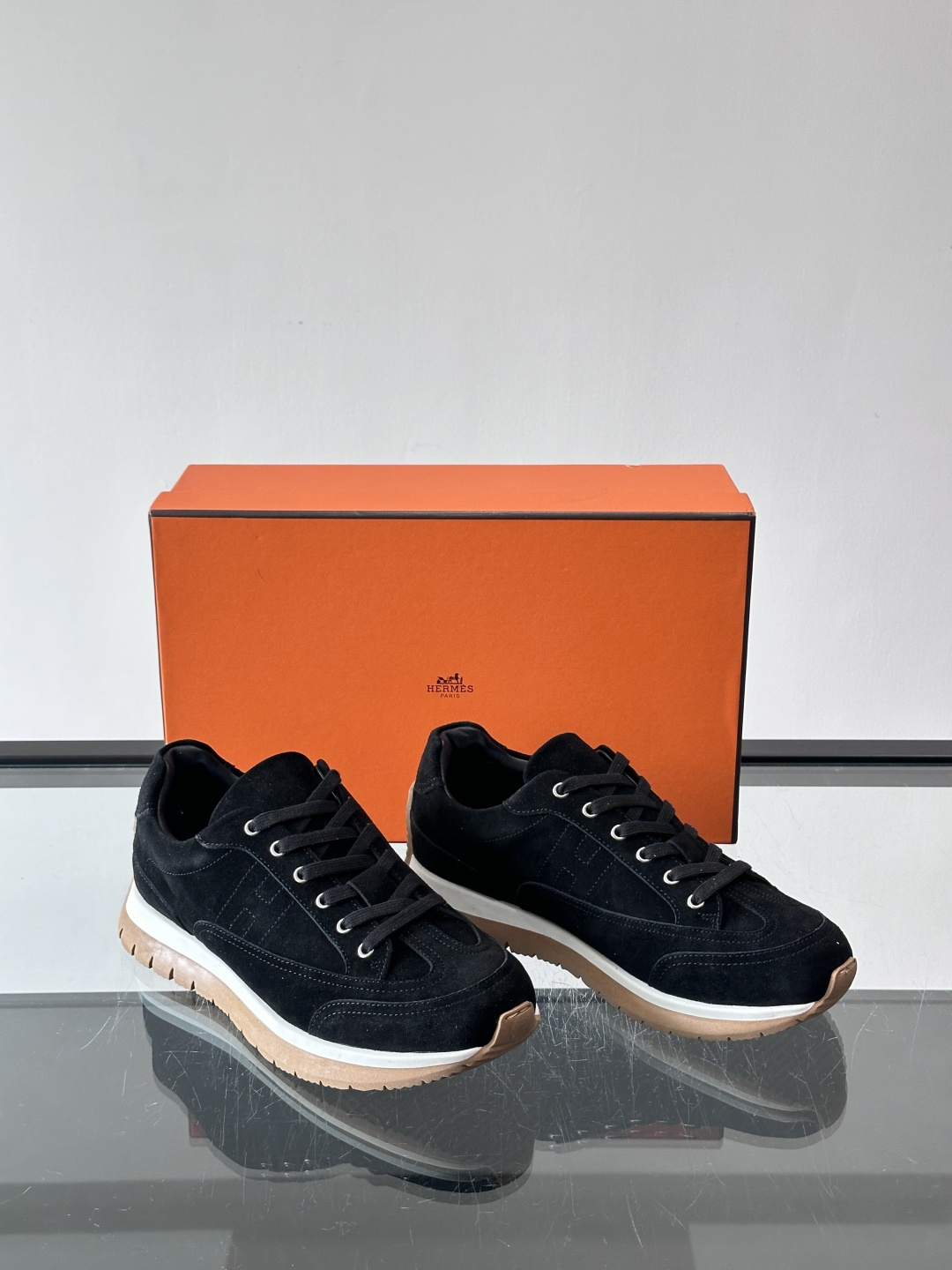 Hermès男士麂皮运动鞋，是品牌经典“Birkin”系列鞋款的现代演绎，采用高级麂皮材质，搭配标志性的