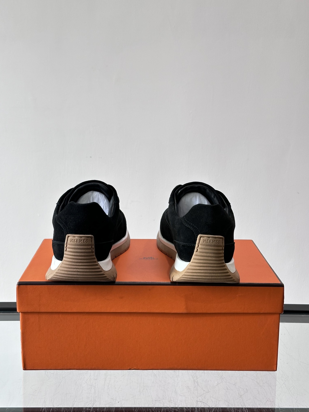 Hermès男士麂皮运动鞋，是品牌经典“Birkin”系列鞋款的现代演绎，采用高级麂皮材质，搭配标志性的