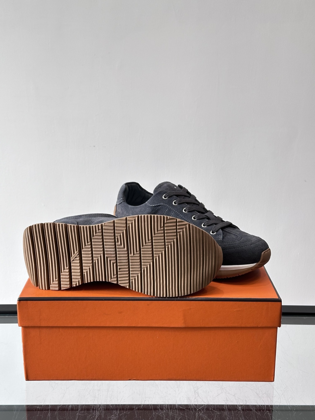 Hermès男士麂皮运动鞋，是品牌经典“Birkin”系列鞋款的现代演绎，采用高级麂皮材质，搭配标志性的