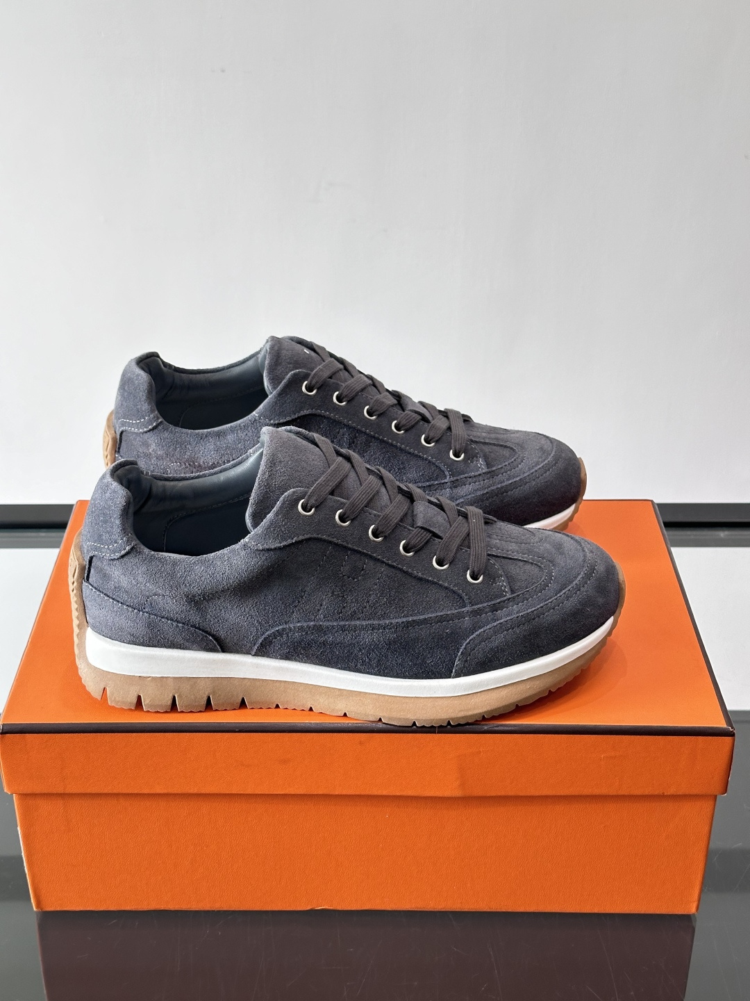 Hermès男士麂皮运动鞋，是品牌经典“Birkin”系列鞋款的现代演绎，采用高级麂皮材质，搭配标志性的