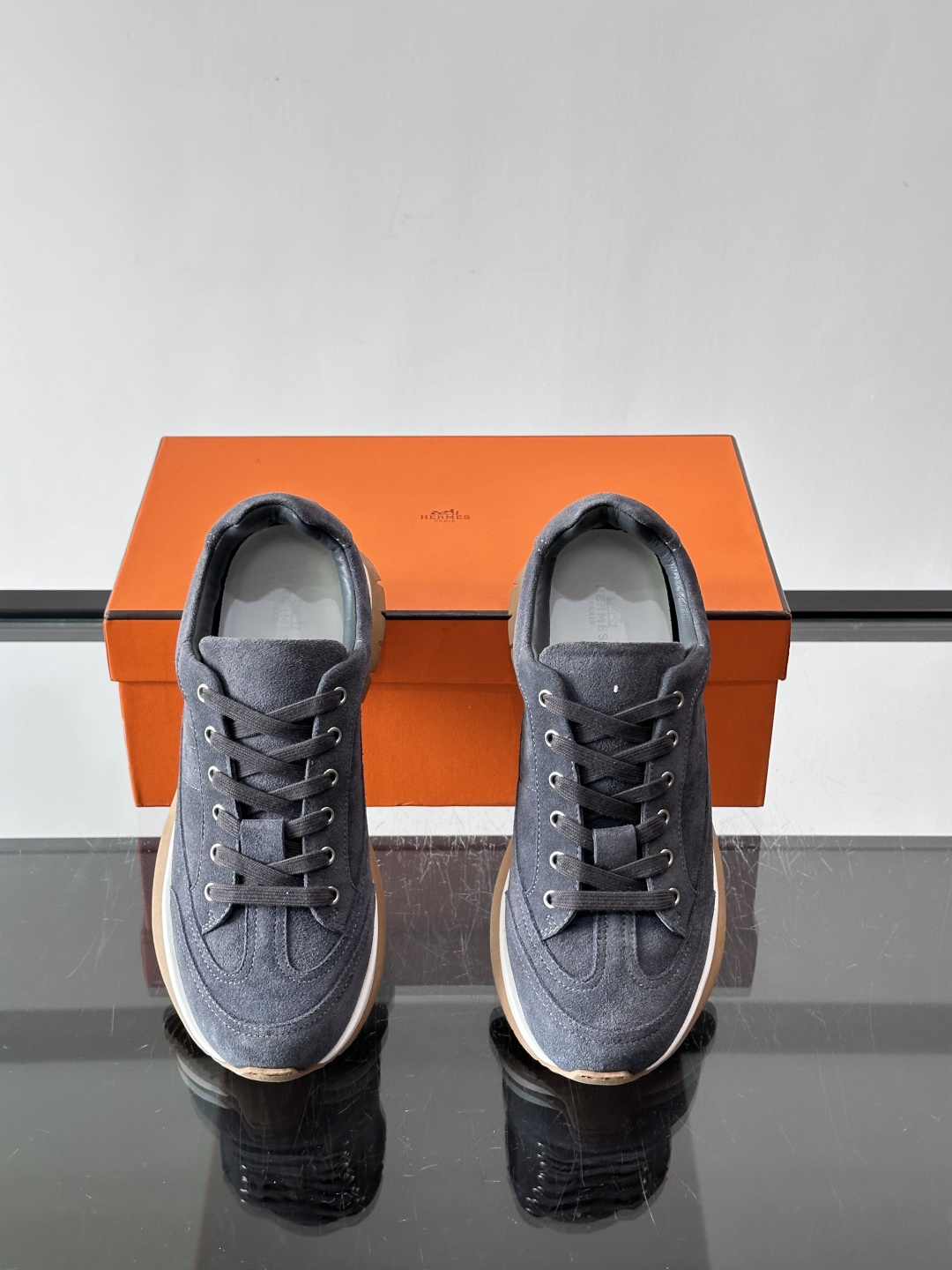 Hermès男士麂皮运动鞋，是品牌经典“Birkin”系列鞋款的现代演绎，采用高级麂皮材质，搭配标志性的