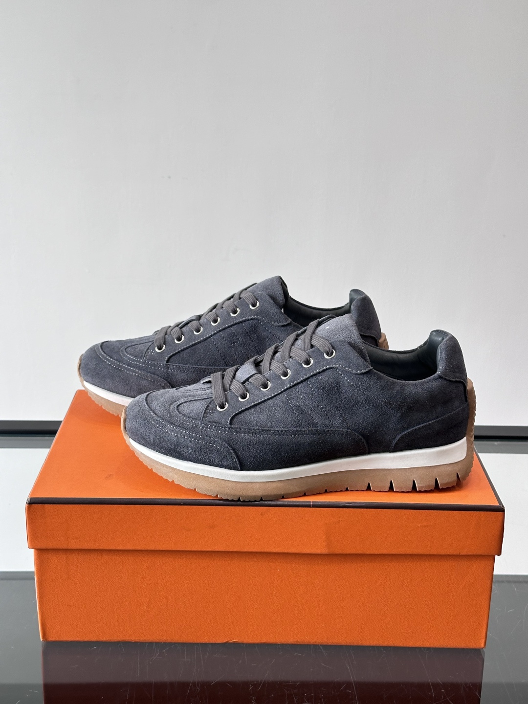 Hermès男士麂皮运动鞋，是品牌经典“Birkin”系列鞋款的现代演绎，采用高级麂皮材质，搭配标志性的