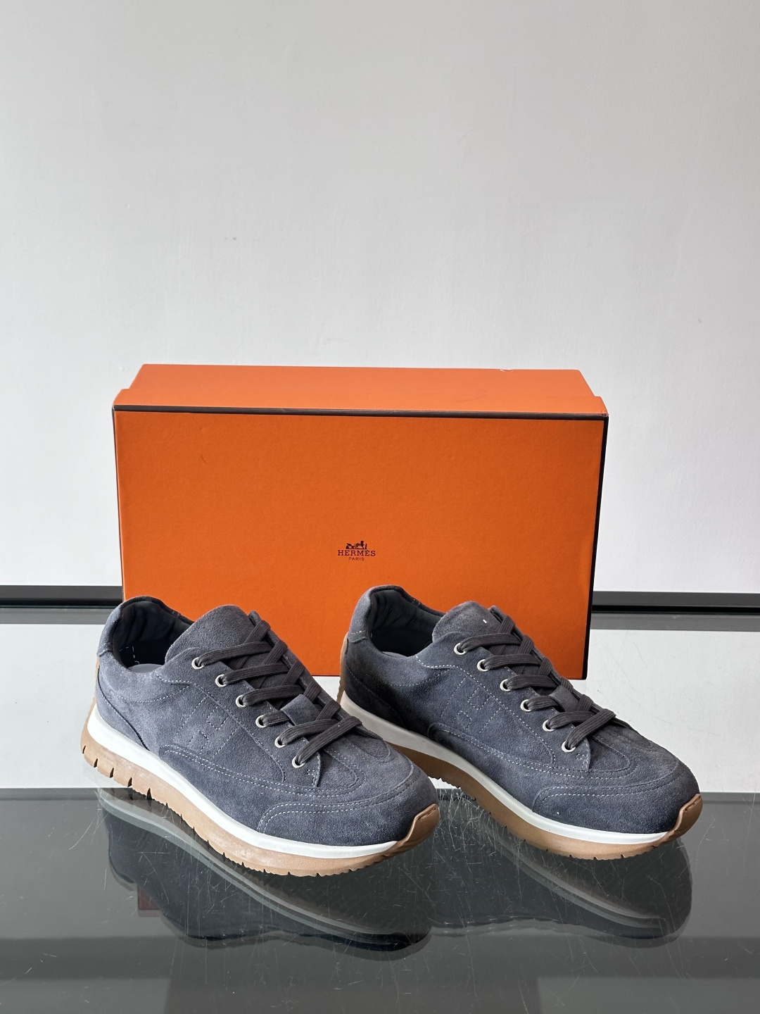 Hermès男士麂皮运动鞋，是品牌经典“Birkin”系列鞋款的现代演绎，采用高级麂皮材质，搭配标志性的